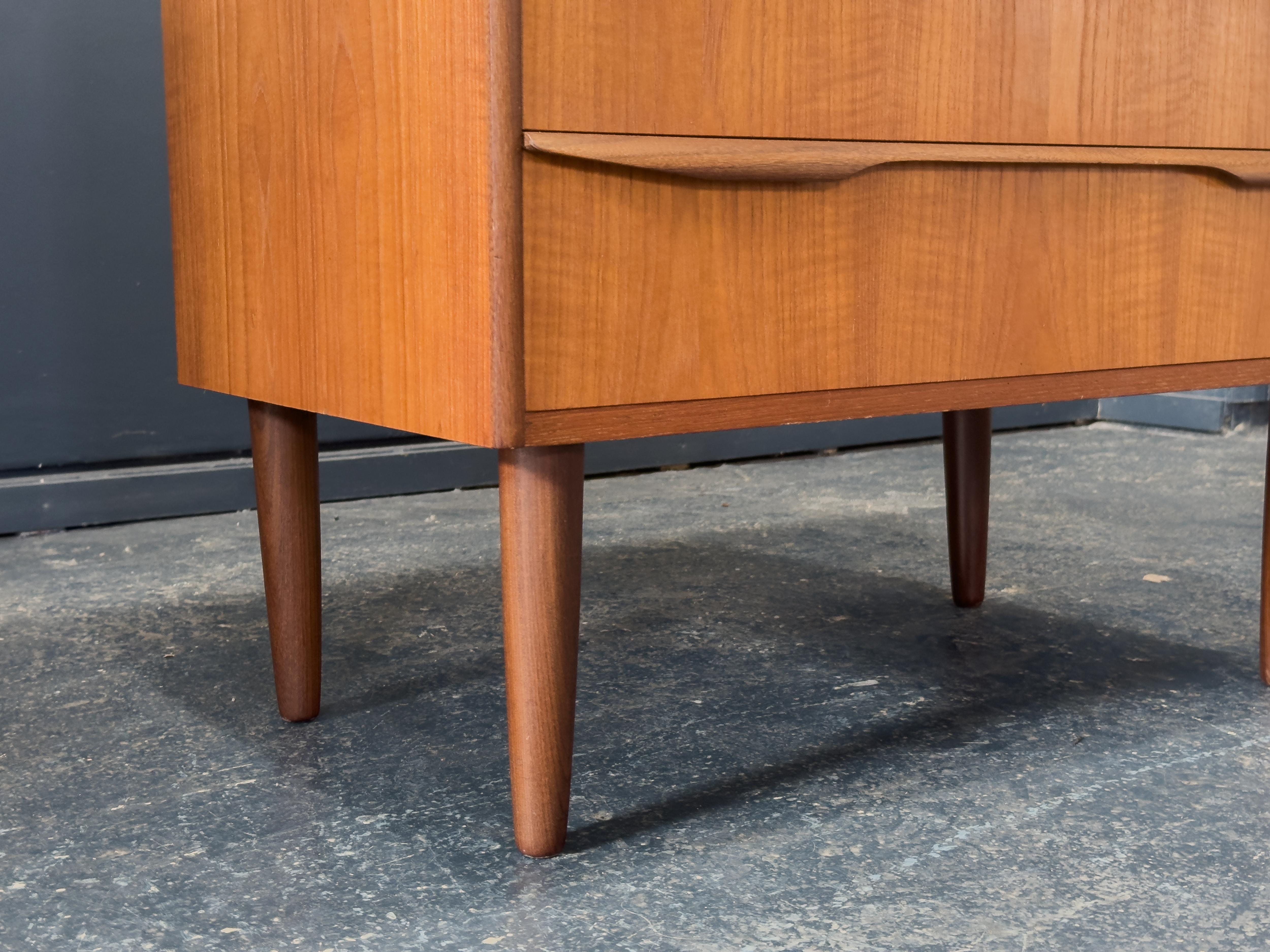 Cassettiera in teak in vendita 1