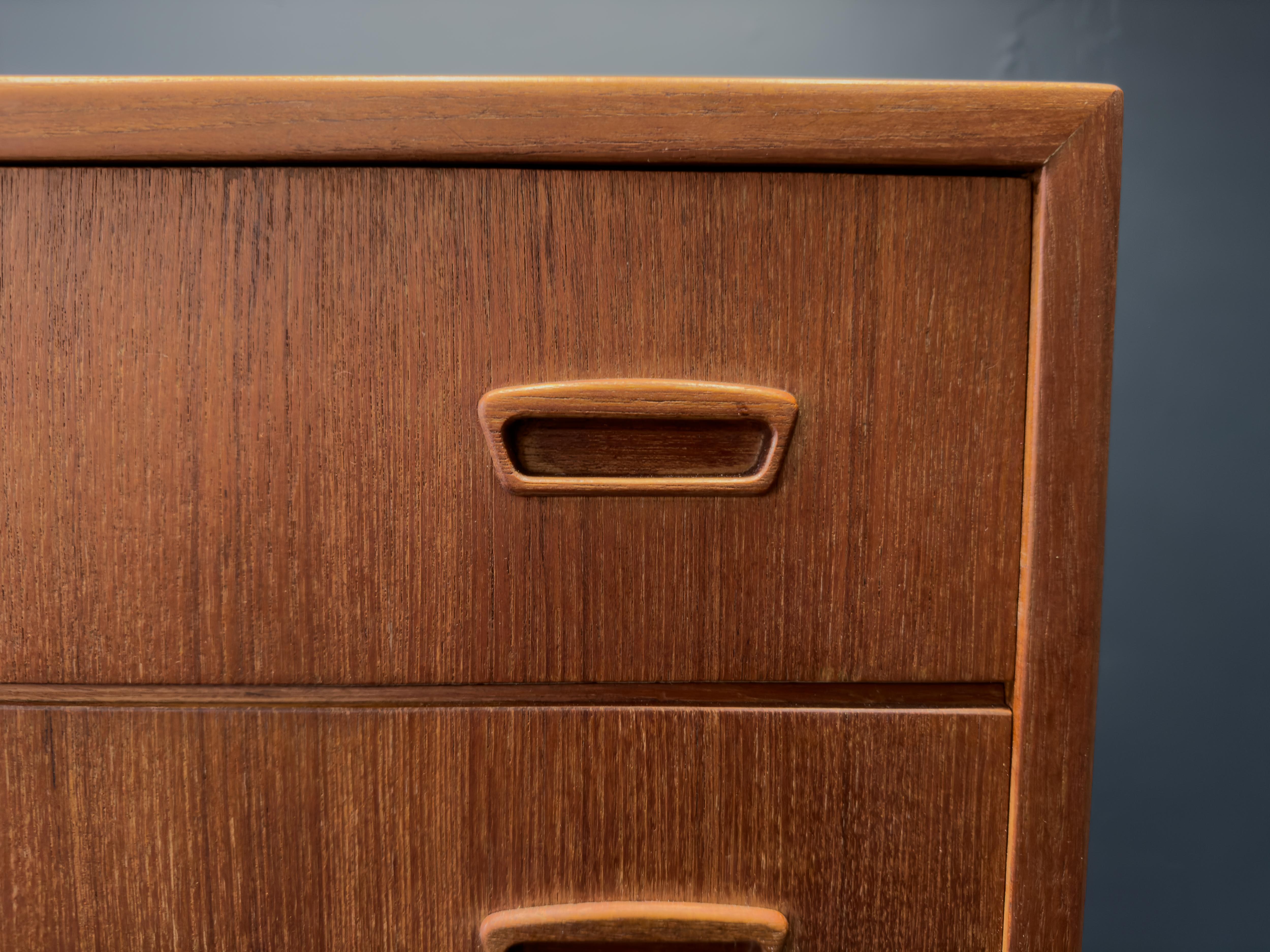 Cassettiera in teak in vendita 2