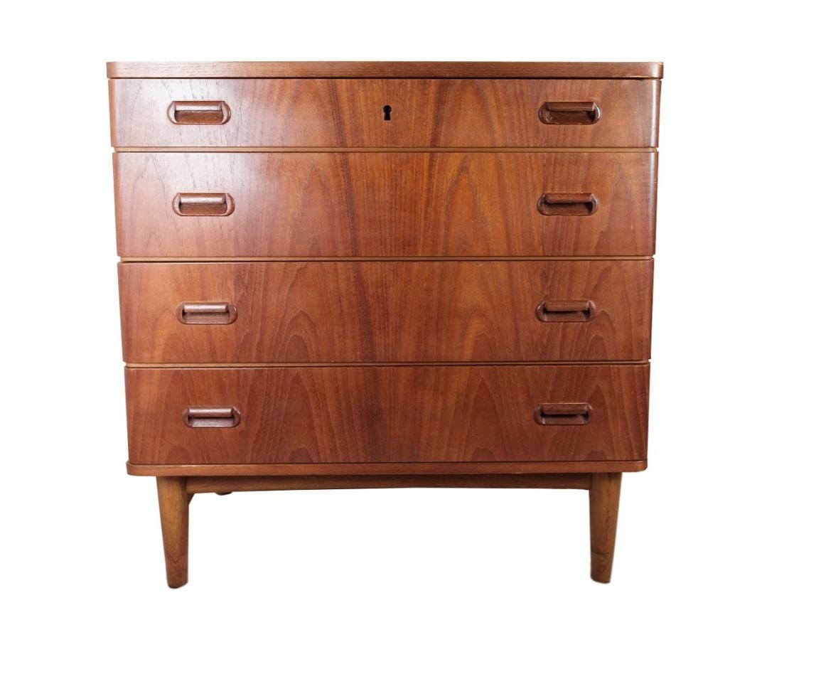This teak chest of drawers with four drawers is a beautiful example of Danish design from the 1960s. With its characteristic teak material, the chest of drawers radiates warmth and natural beauty that was typical of this era.

The simple but