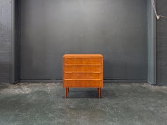 Comodino in teak con quattro cassetti