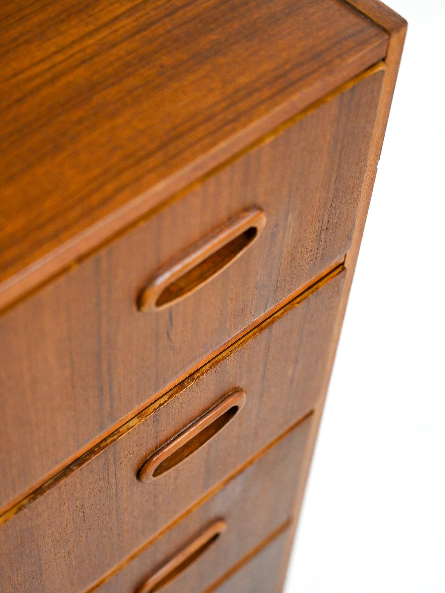 Teak chest of drawers with lockable drawers For Sale 4