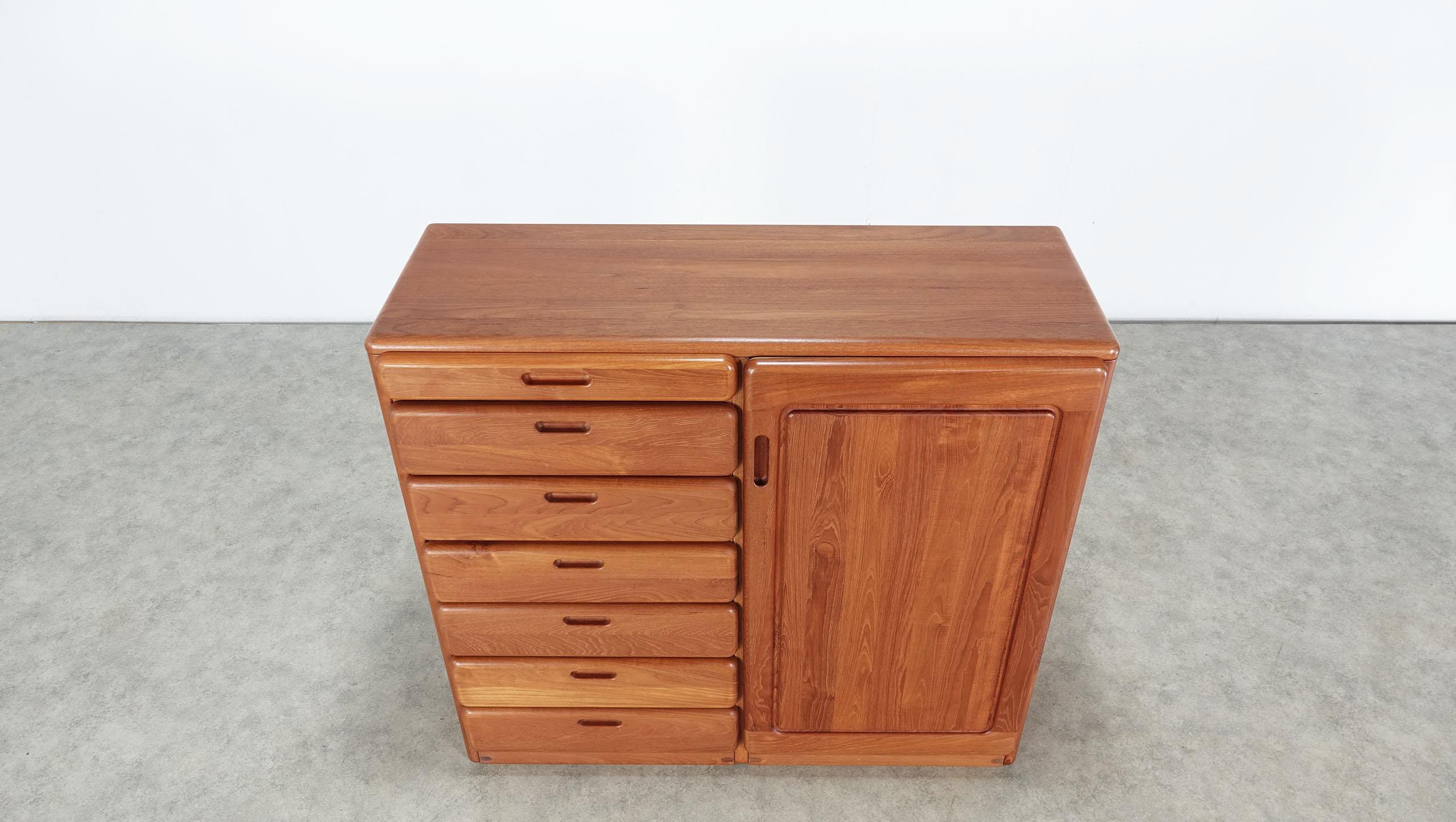 Teak Chest with Drawers and Compartments Langeskov Møbelfabrik A / S Denmark For Sale 6