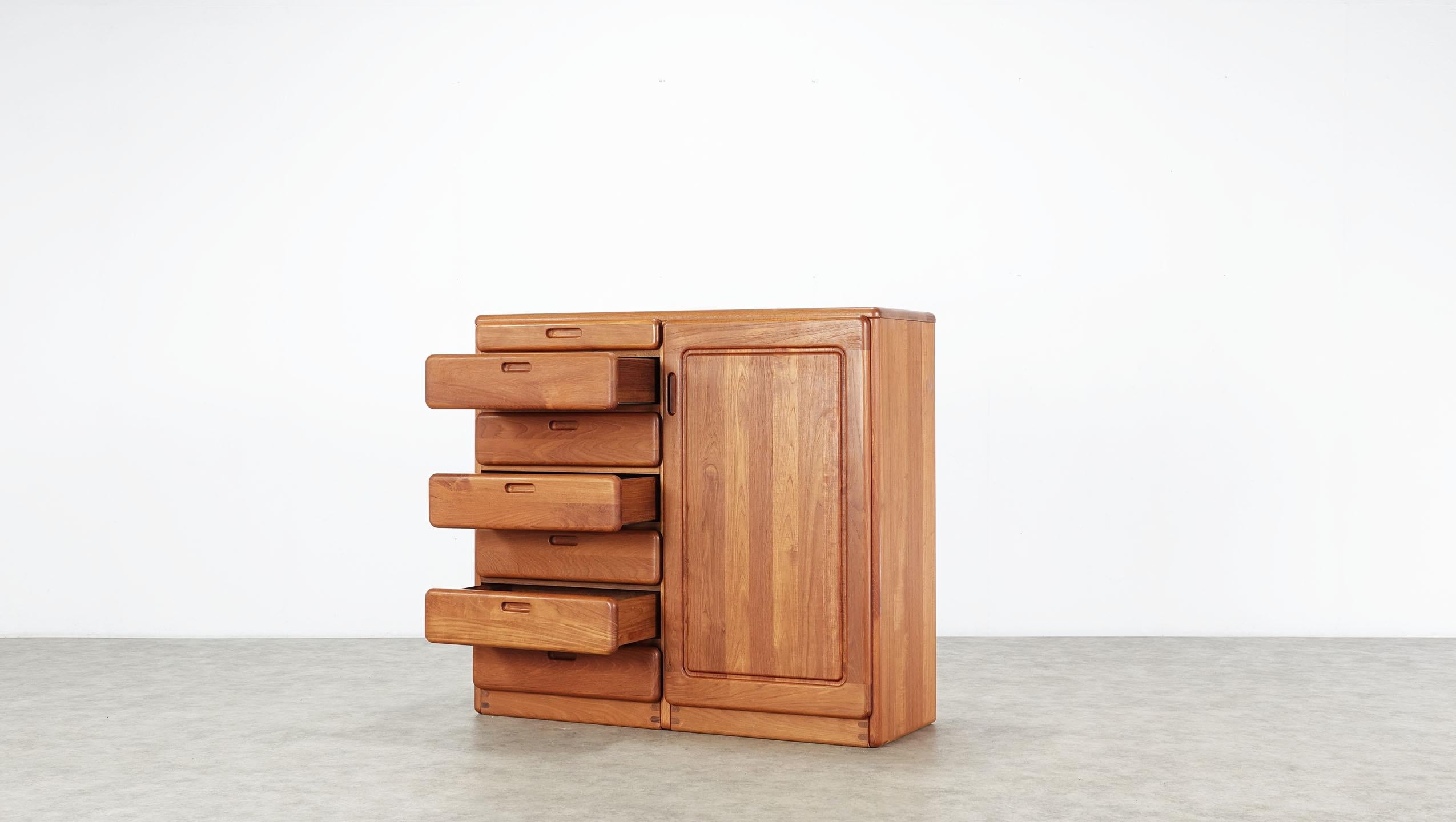 Teak Chest with Drawers and Compartments Langeskov Møbelfabrik A / S Denmark In Good Condition For Sale In Munster, NRW