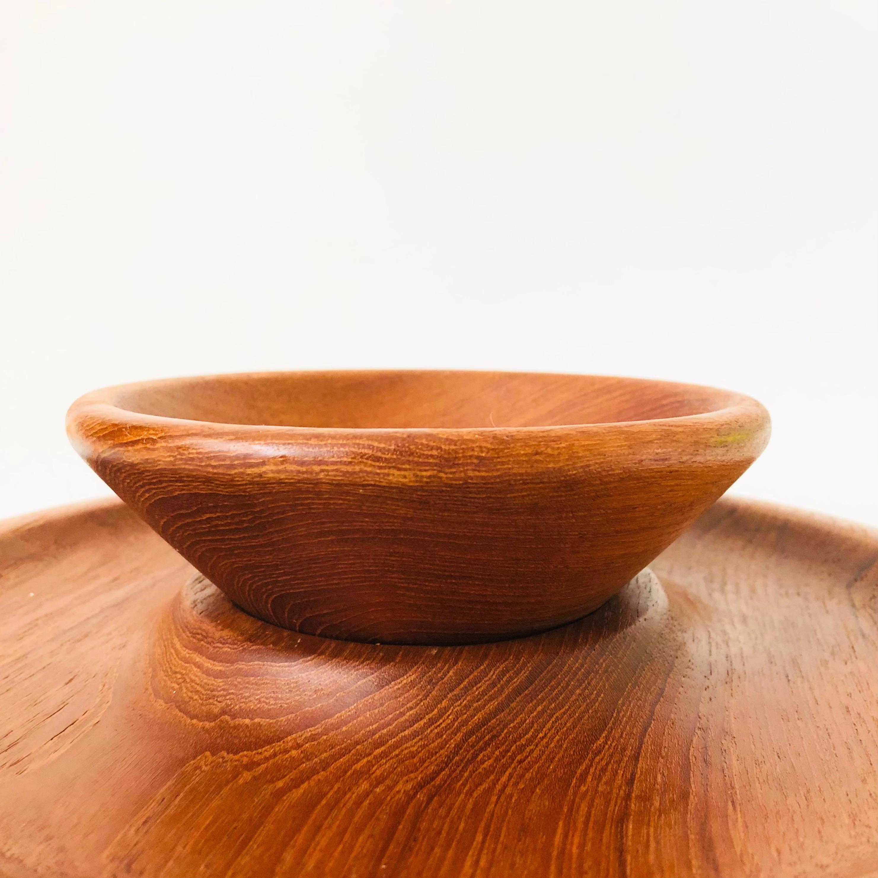 Teak Chip and Dip Tray In Good Condition For Sale In Vallejo, CA