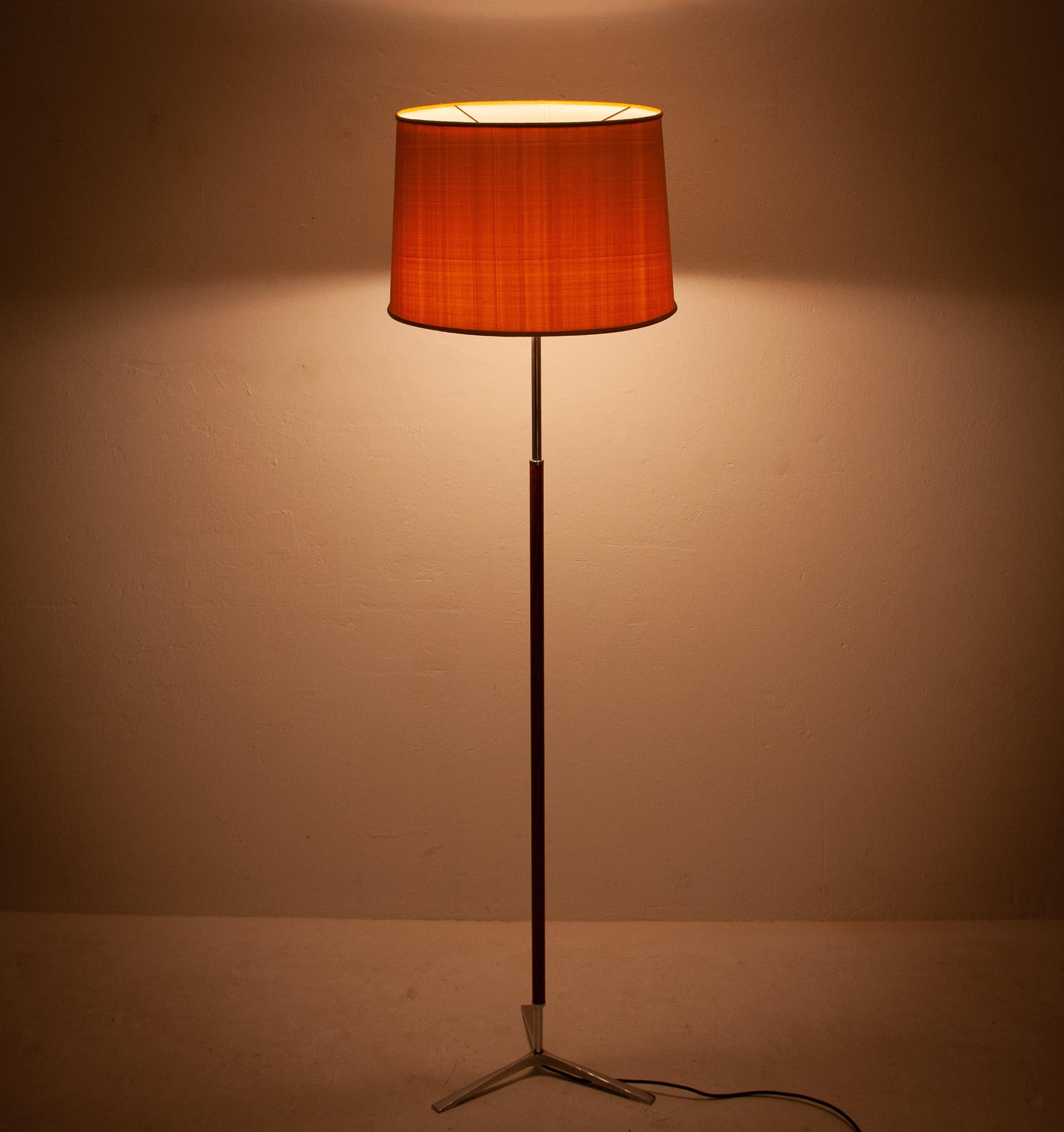 Nice teak and chrome floor lamp. Very nice design, including a golden colored lampshade.
Very good condition.