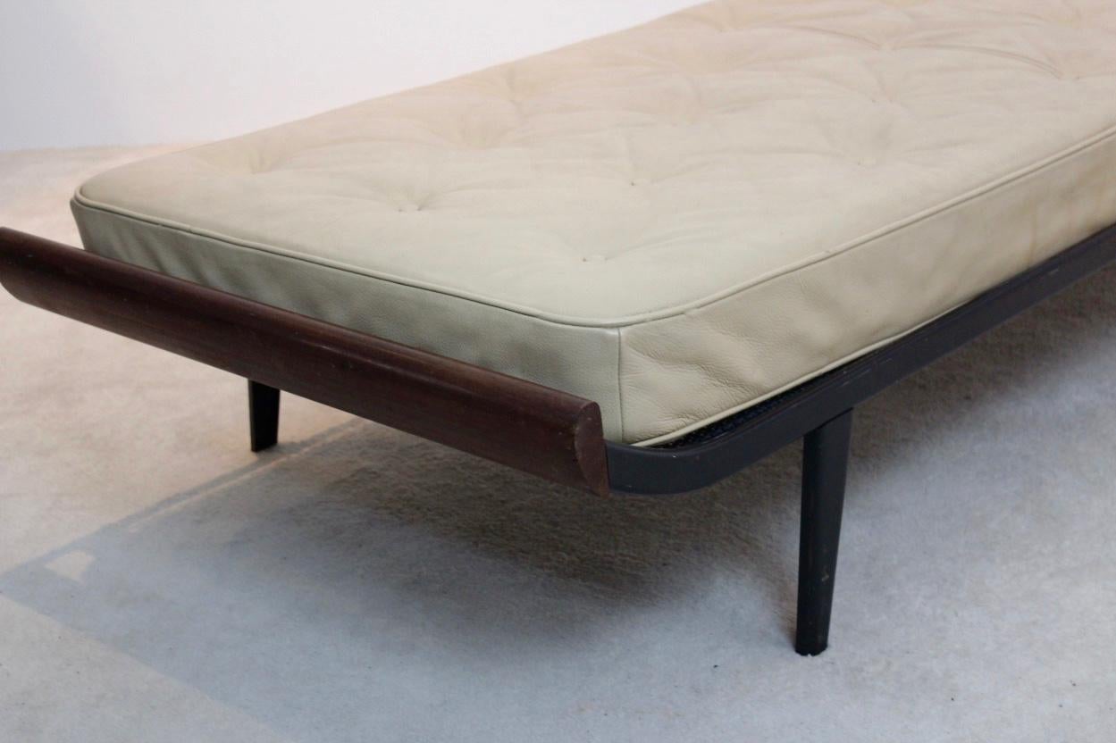 Teak Cleopatra Daybed with Original Leather Mattress by Cordemeijer for Auping In Good Condition For Sale In Voorburg, NL