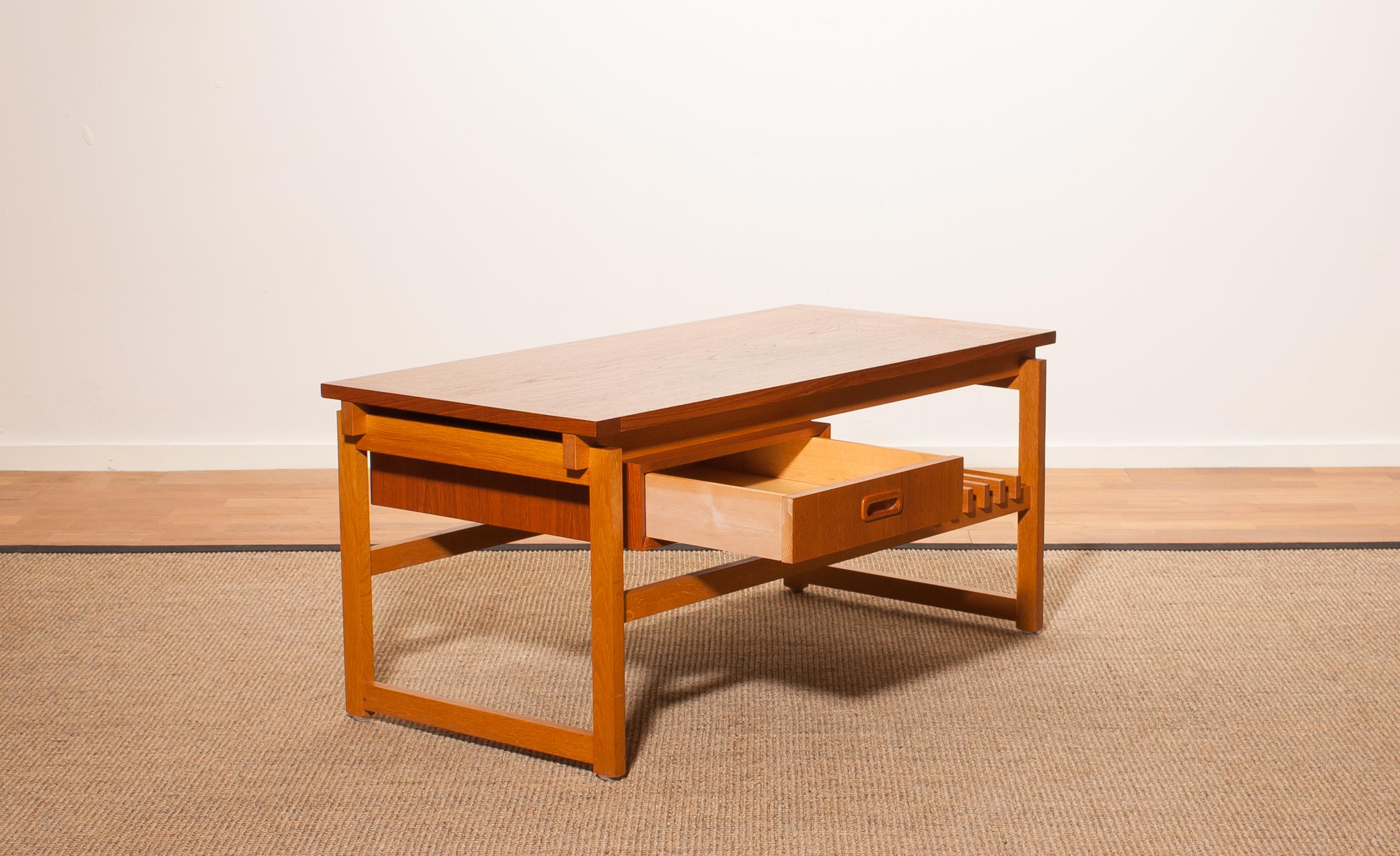 Beautiful coffee table made in Denmark.
This side table is made of teak and has a drawer and a magazine rack.
It is in a very nice condition.
Period 1950s
Dimensions: H 45 cm, W 100 cm, D 48 cm.