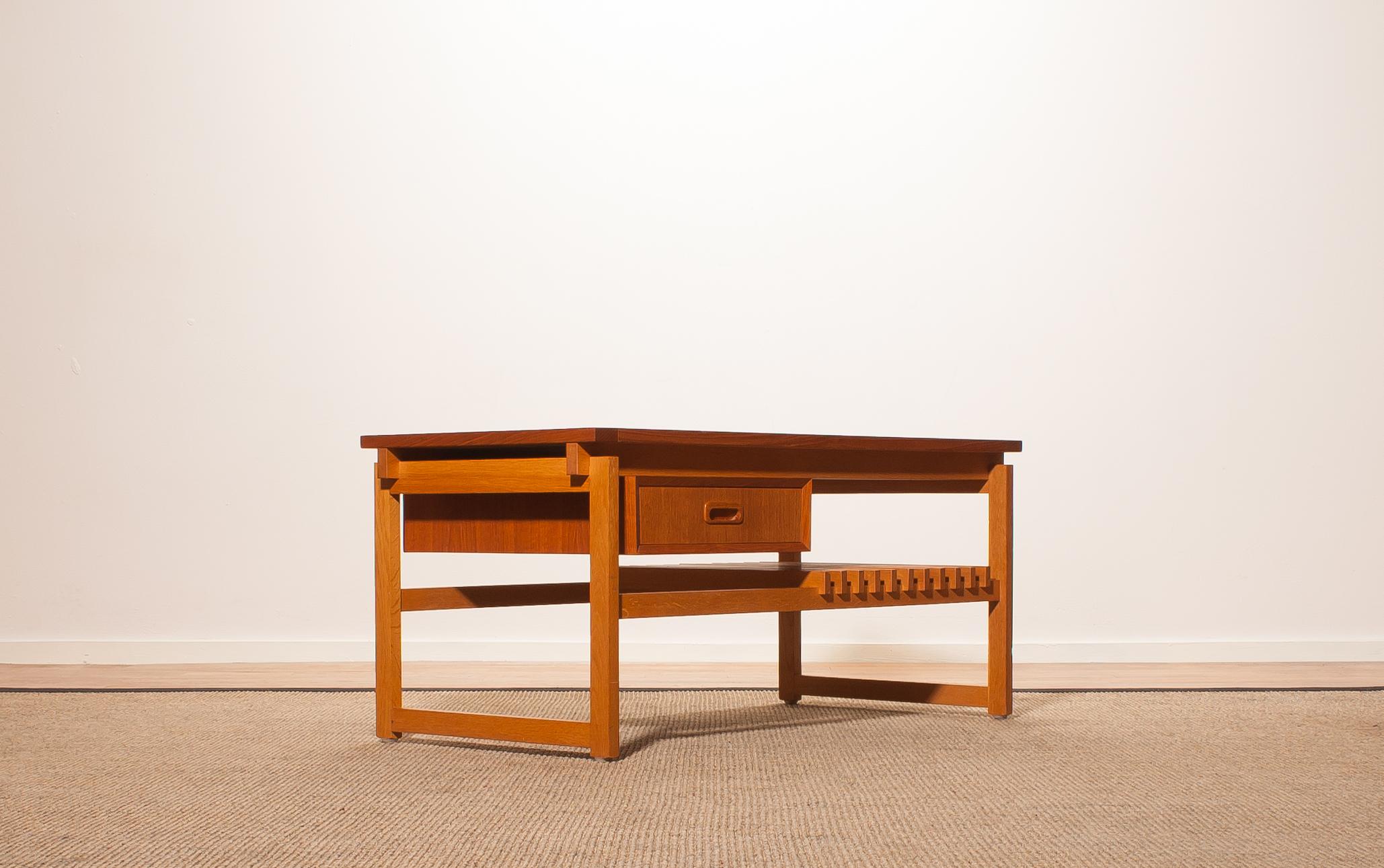 Beautiful coffee table made in Denmark.
This side table is made of teak and has a drawer and a magazine rack.
It is in a very nice condition.
Period 1950s
Dimensions: H 45 cm, W 100 cm, D 48 cm.