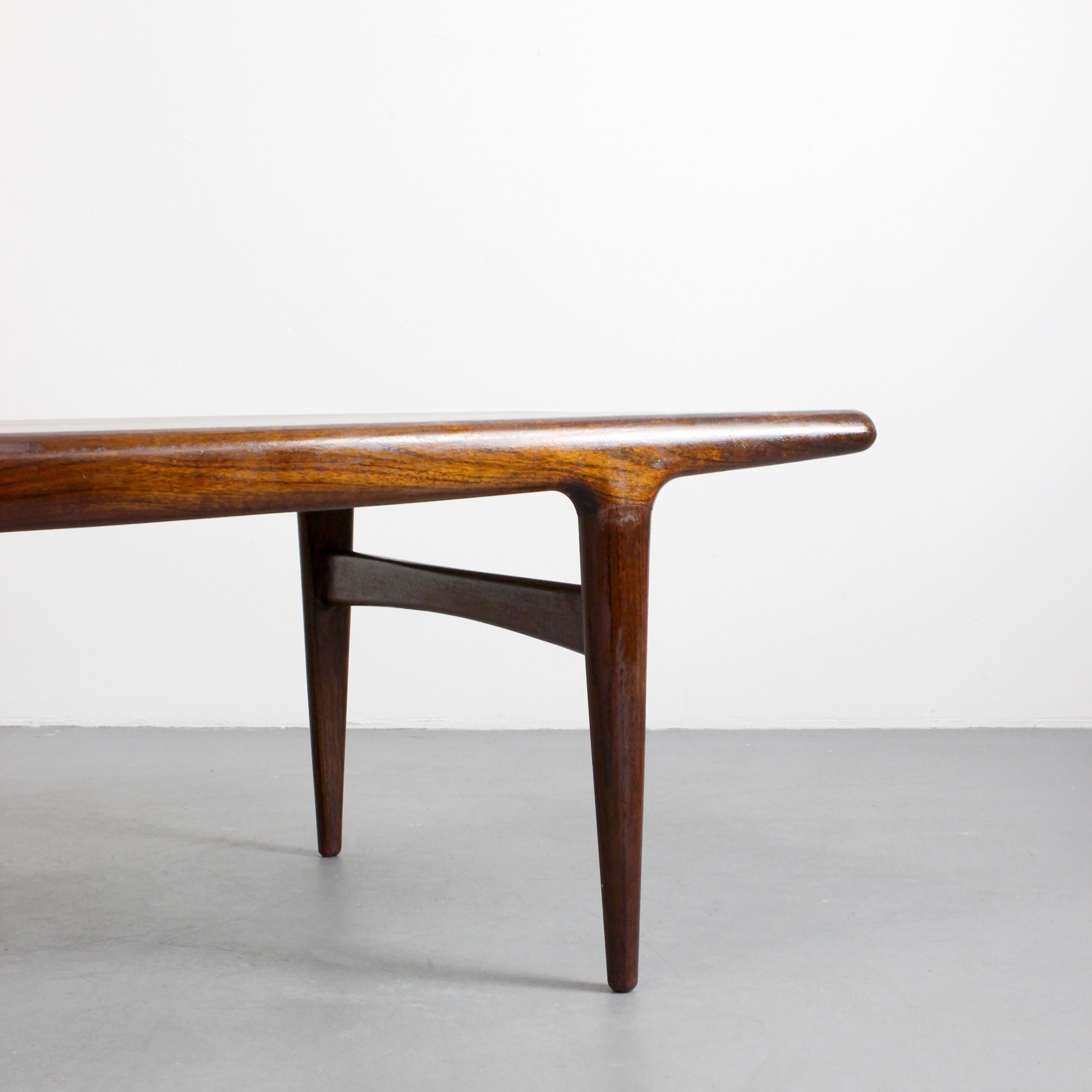 Tavolino in teak - Atr. Johannes Andersen - A.I.C. Silkeboarg - c. 1970 - Danimarca

Dimensioni: 46 x 160 x 60 cm