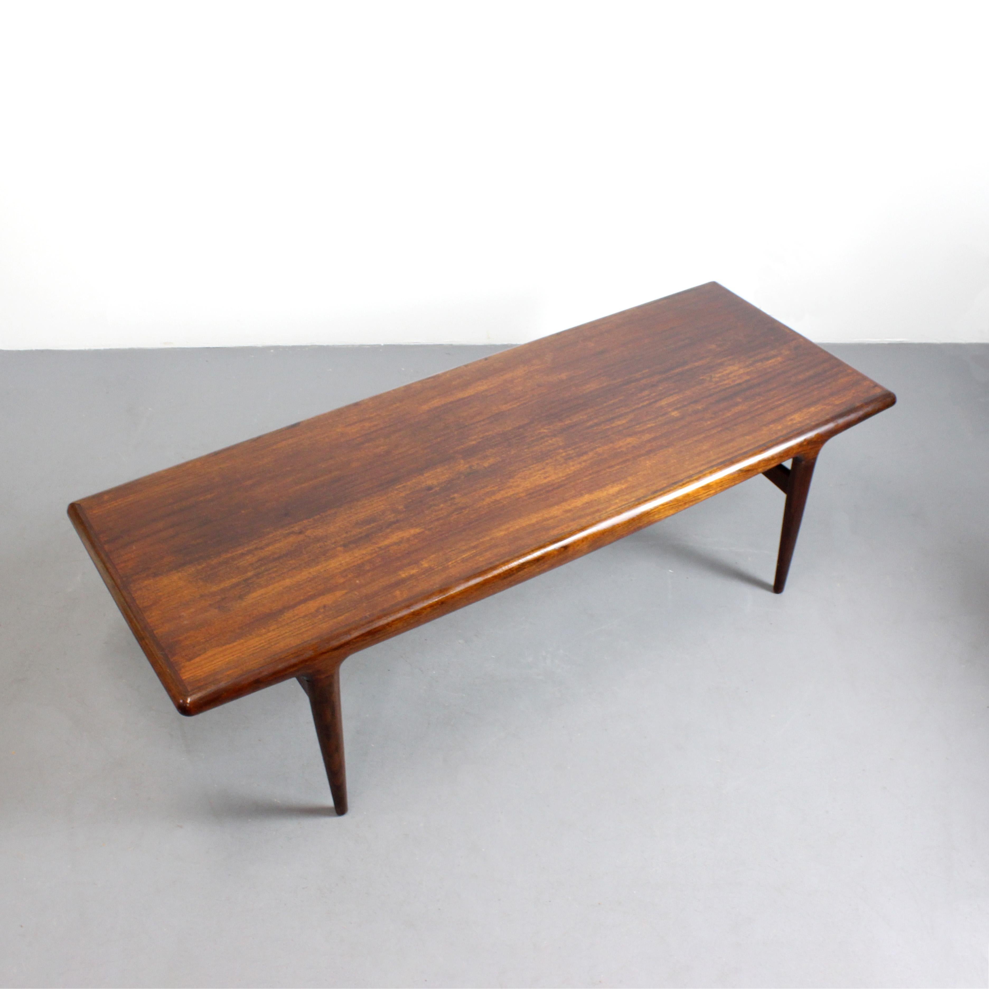 Legno Tavolino in teak - Atr. Johannes Andersen - A.I.C. Silkeboarg - c. 1970 - Danimarca in vendita