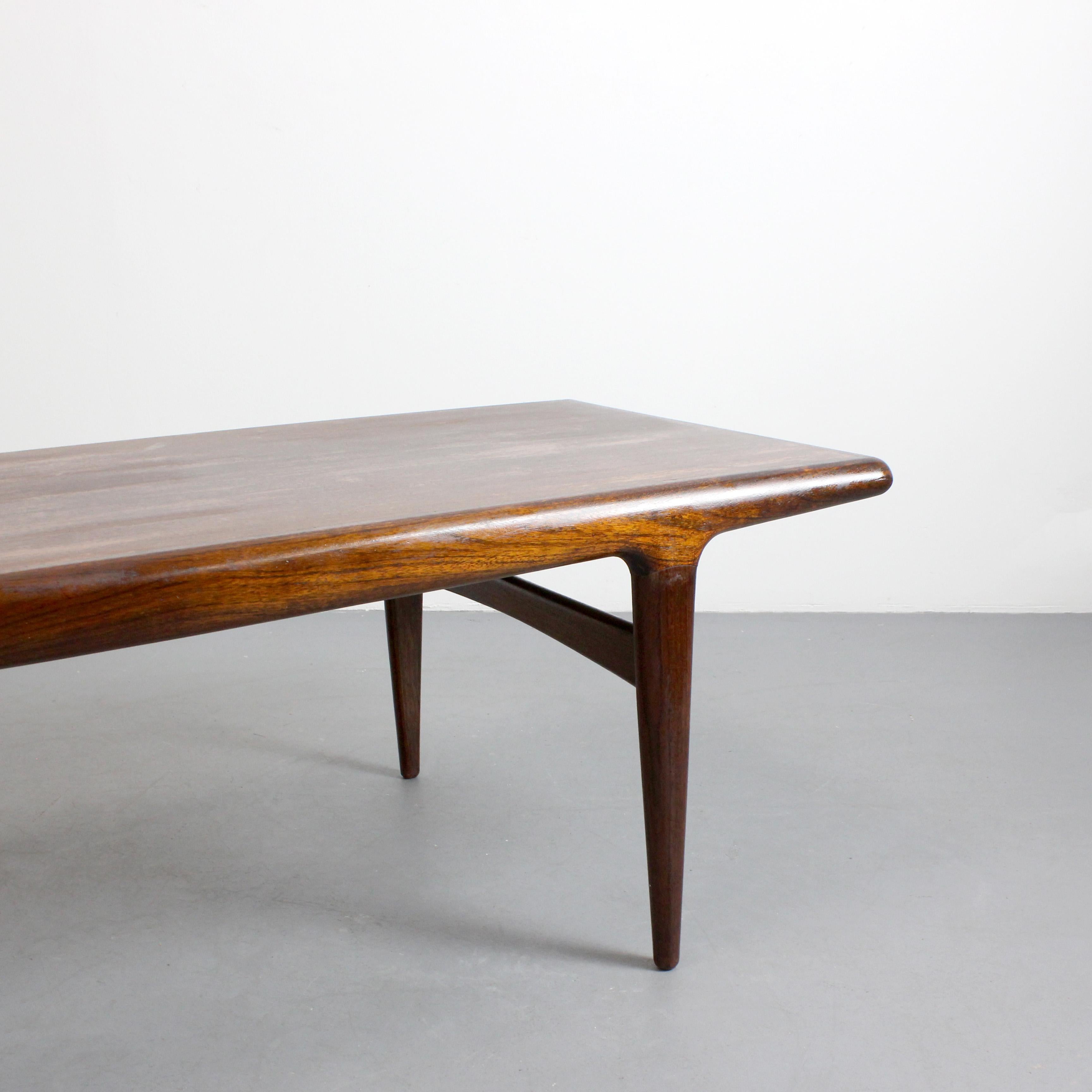 Tavolino in teak - Atr. Johannes Andersen - A.I.C. Silkeboarg - c. 1970 - Danimarca in vendita 1