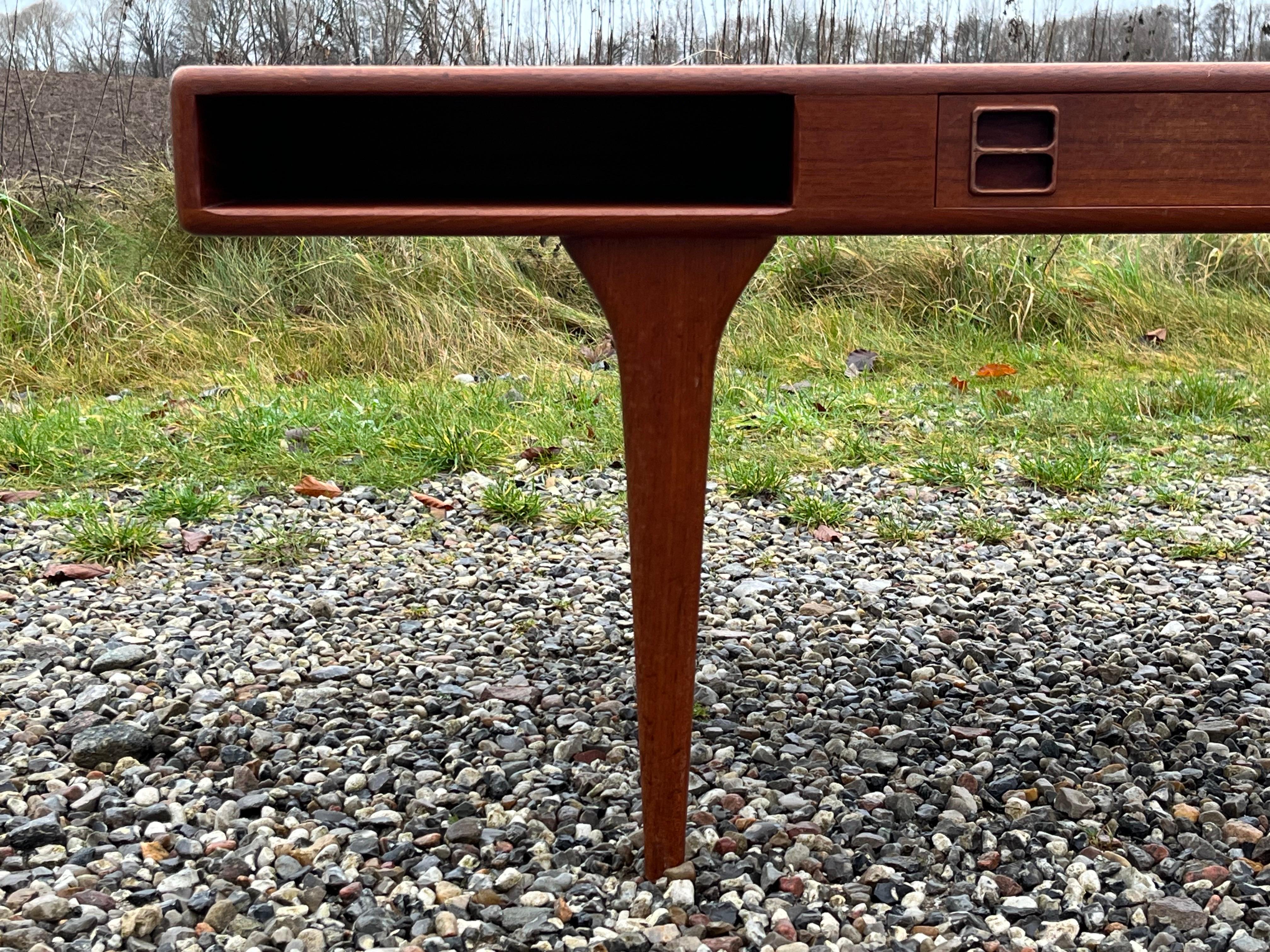 Mid-Century Modern Teak coffee table by Danish architect Johannes Andersen. Made by Silkeborg : 286 For Sale