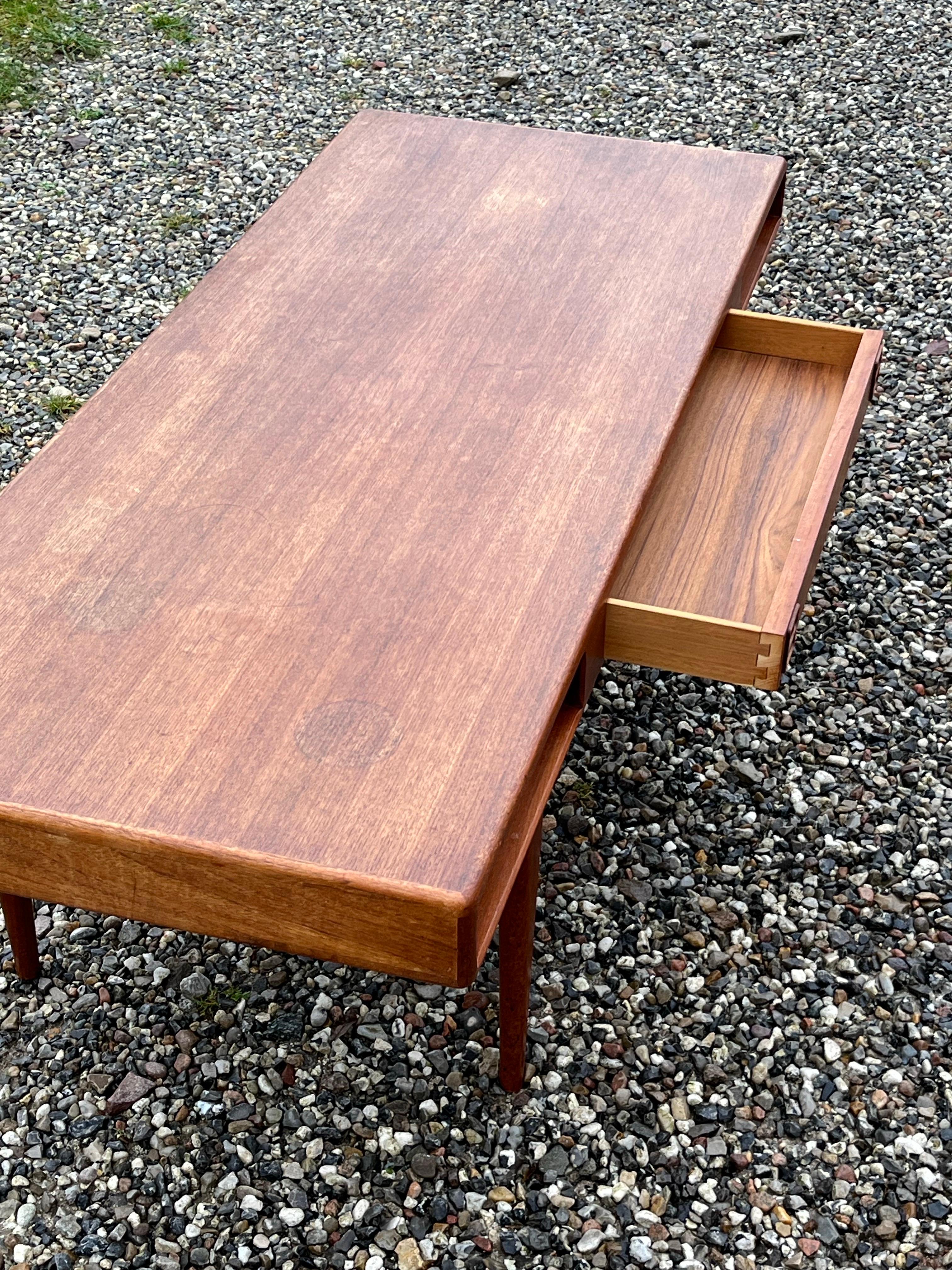 Teak coffee table by Danish architect Johannes Andersen. Made by Silkeborg : 286 In Good Condition For Sale In Vejle Øst, DK