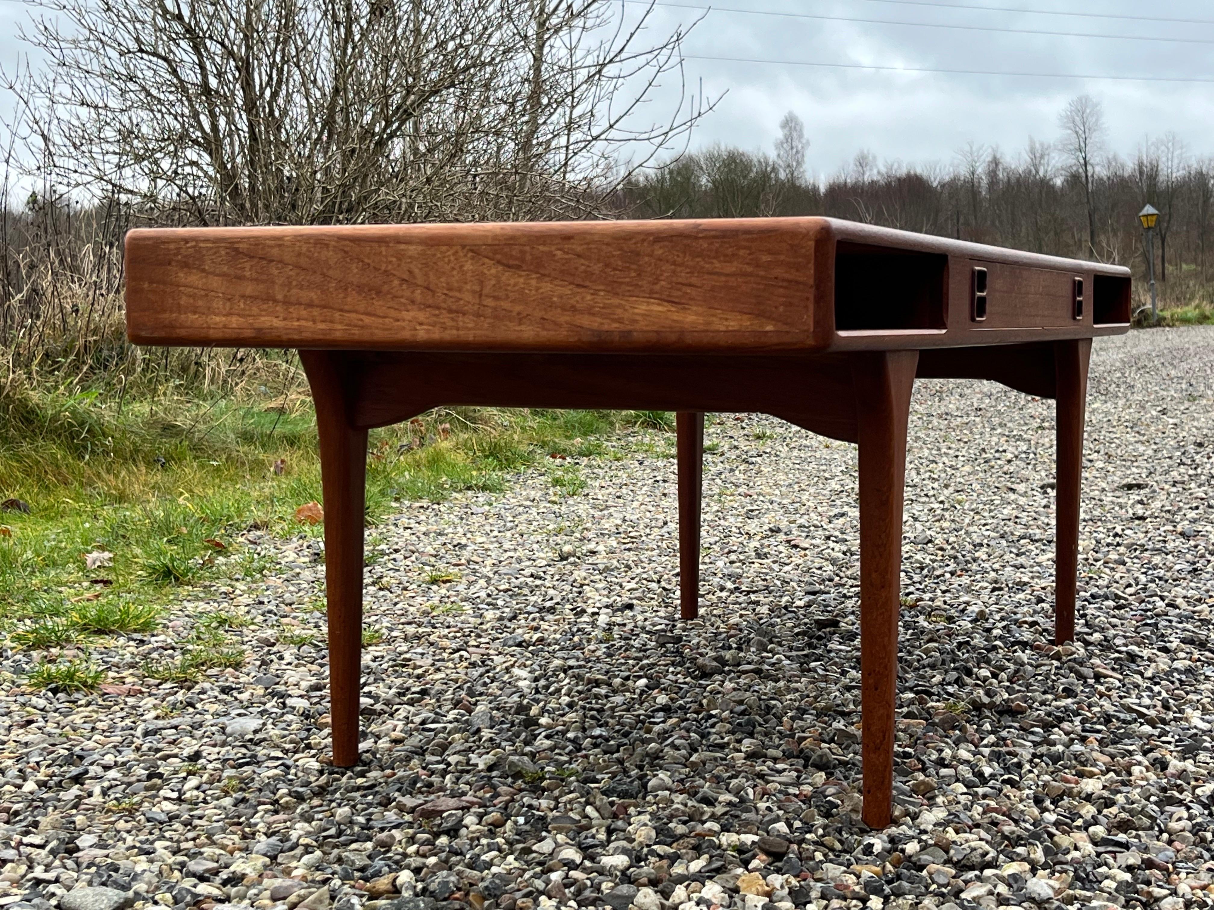 Mid-20th Century Teak coffee table by Danish architect Johannes Andersen. Made by Silkeborg : 286 For Sale