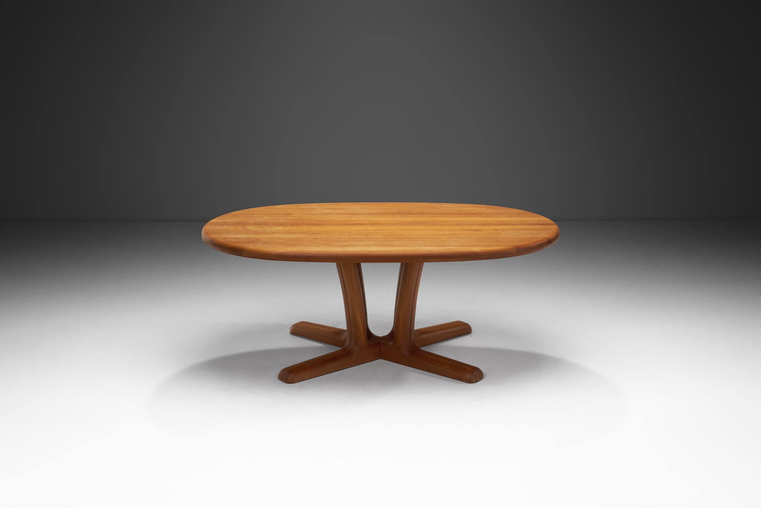 Teak Coffee Table by Dyrlund, Denmark, circa 1998 In Good Condition For Sale In Utrecht, NL