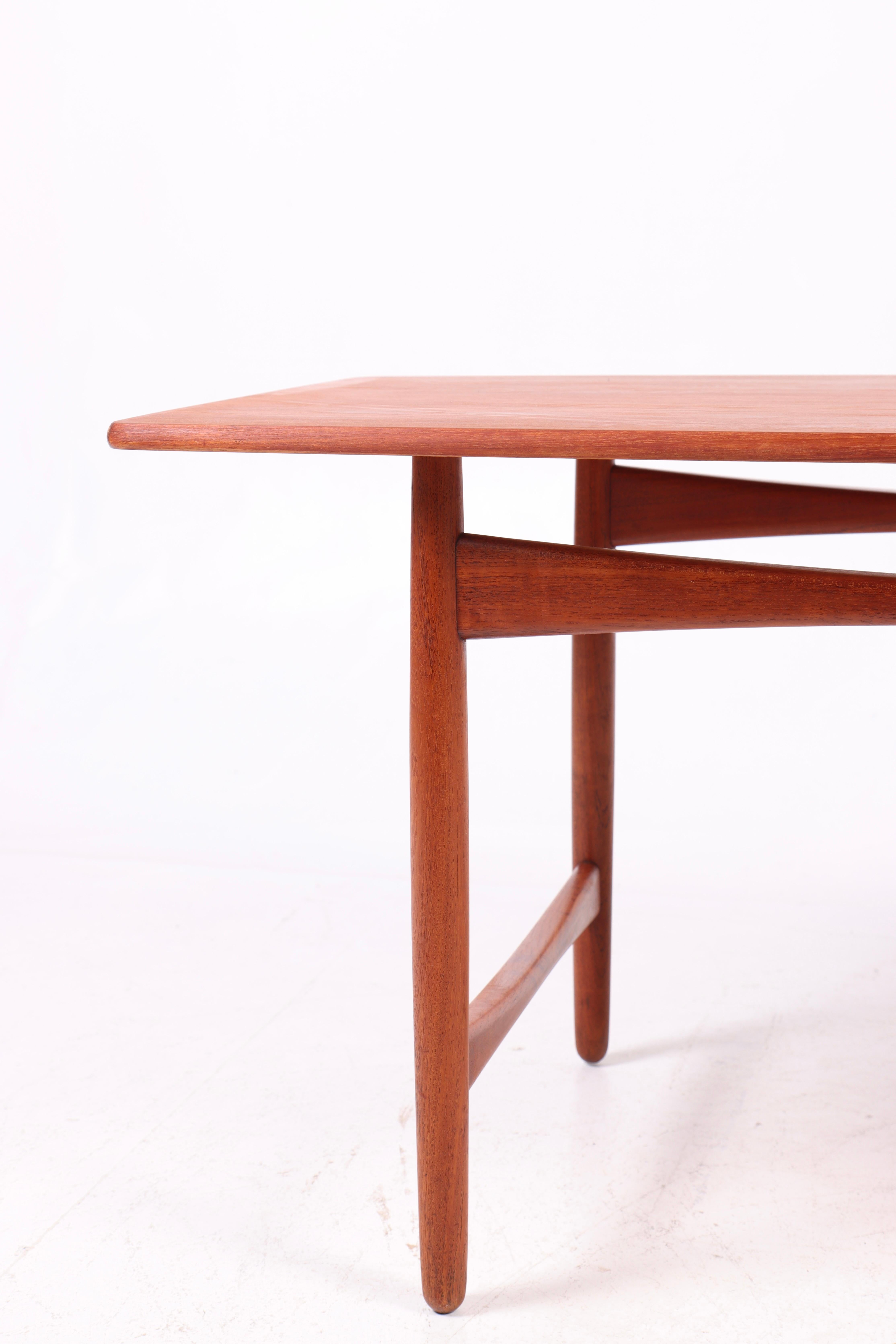 Scandinave moderne Table basse en teck par Ejnar Larsen & Aksel Bender Madsen pour Willy Beck, années 1950 en vente