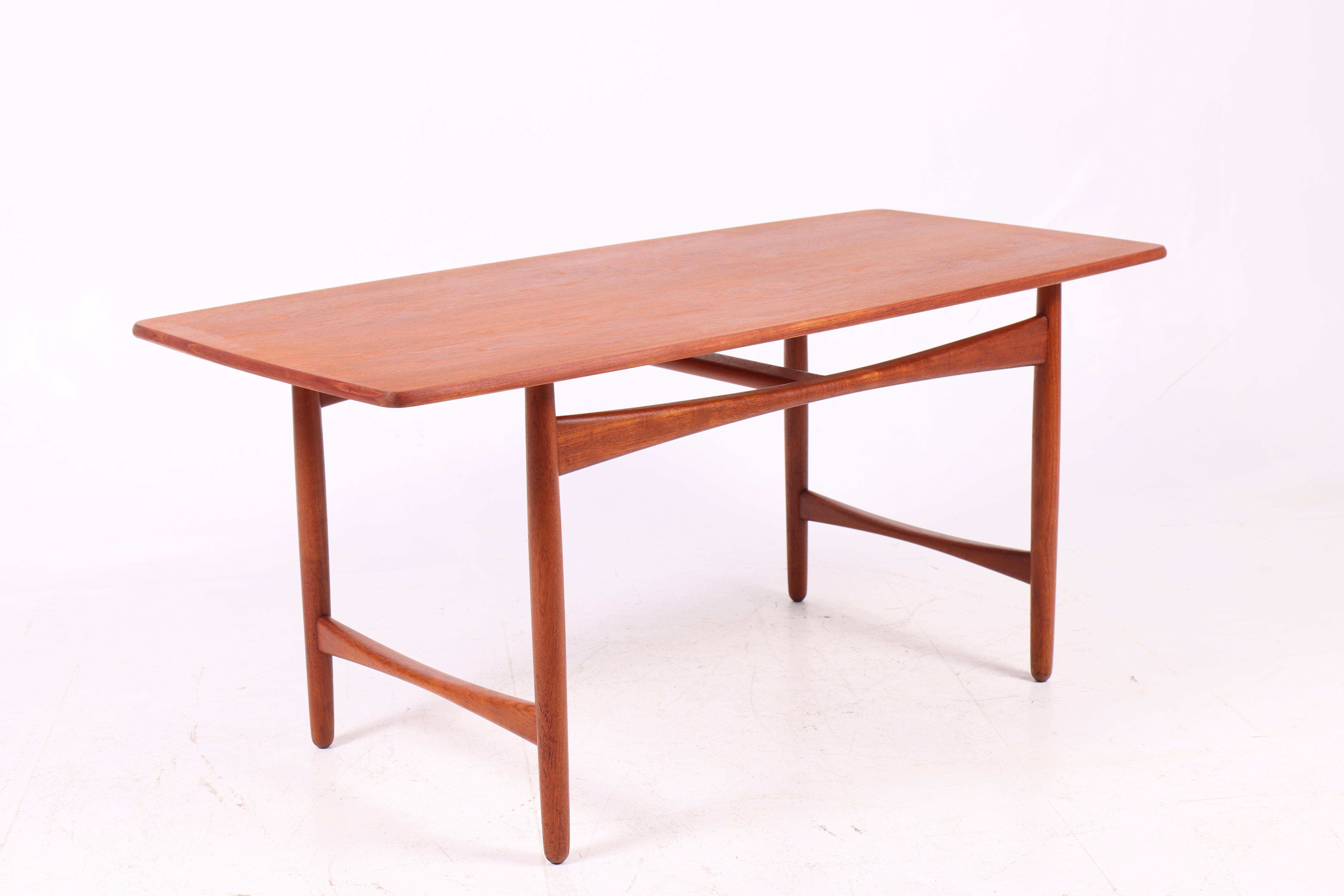 Danois Table basse en teck par Ejnar Larsen & Aksel Bender Madsen pour Willy Beck, années 1950 en vente