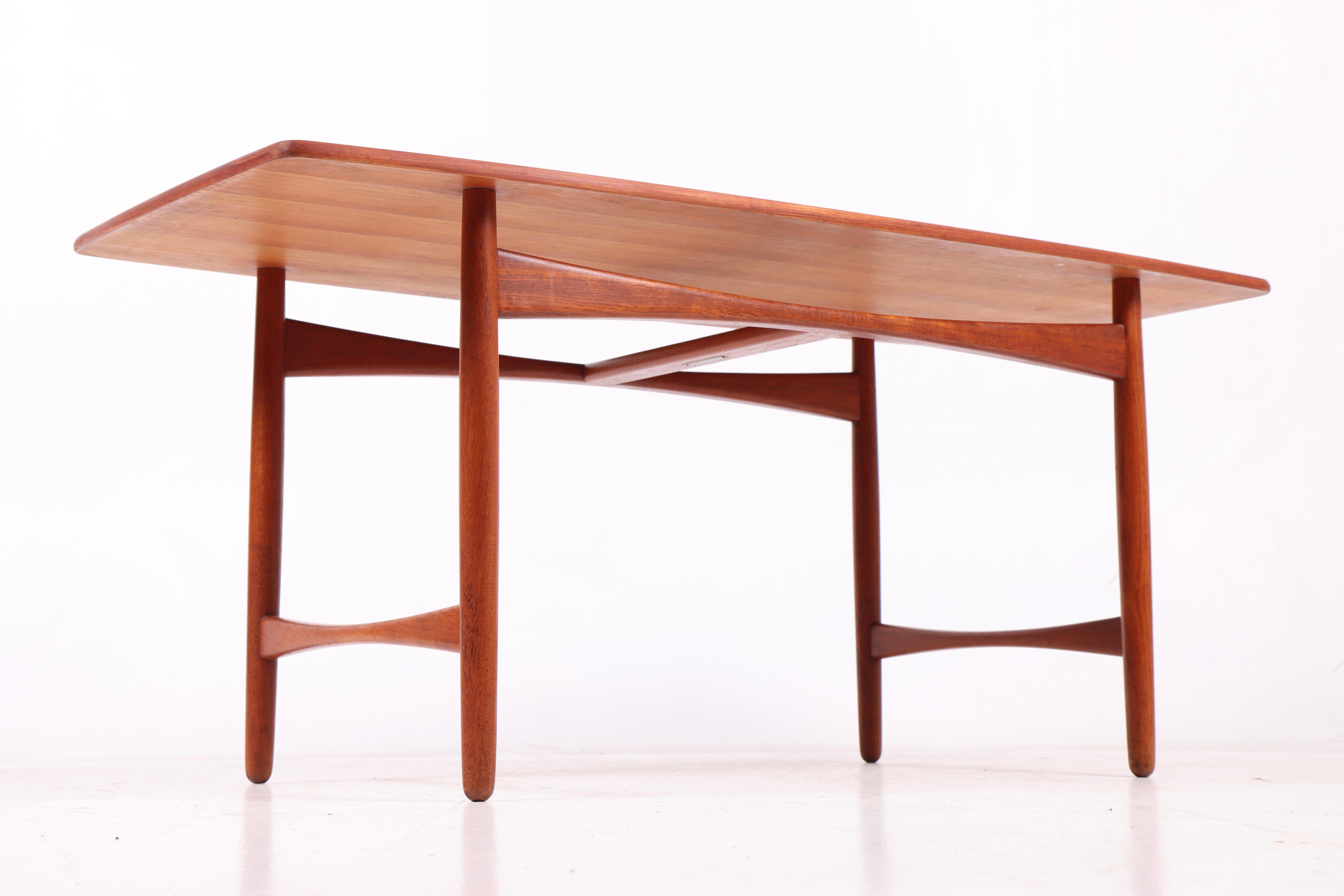 Table basse en teck par Ejnar Larsen & Aksel Bender Madsen pour Willy Beck, années 1950 Bon état - En vente à Lejre, DK