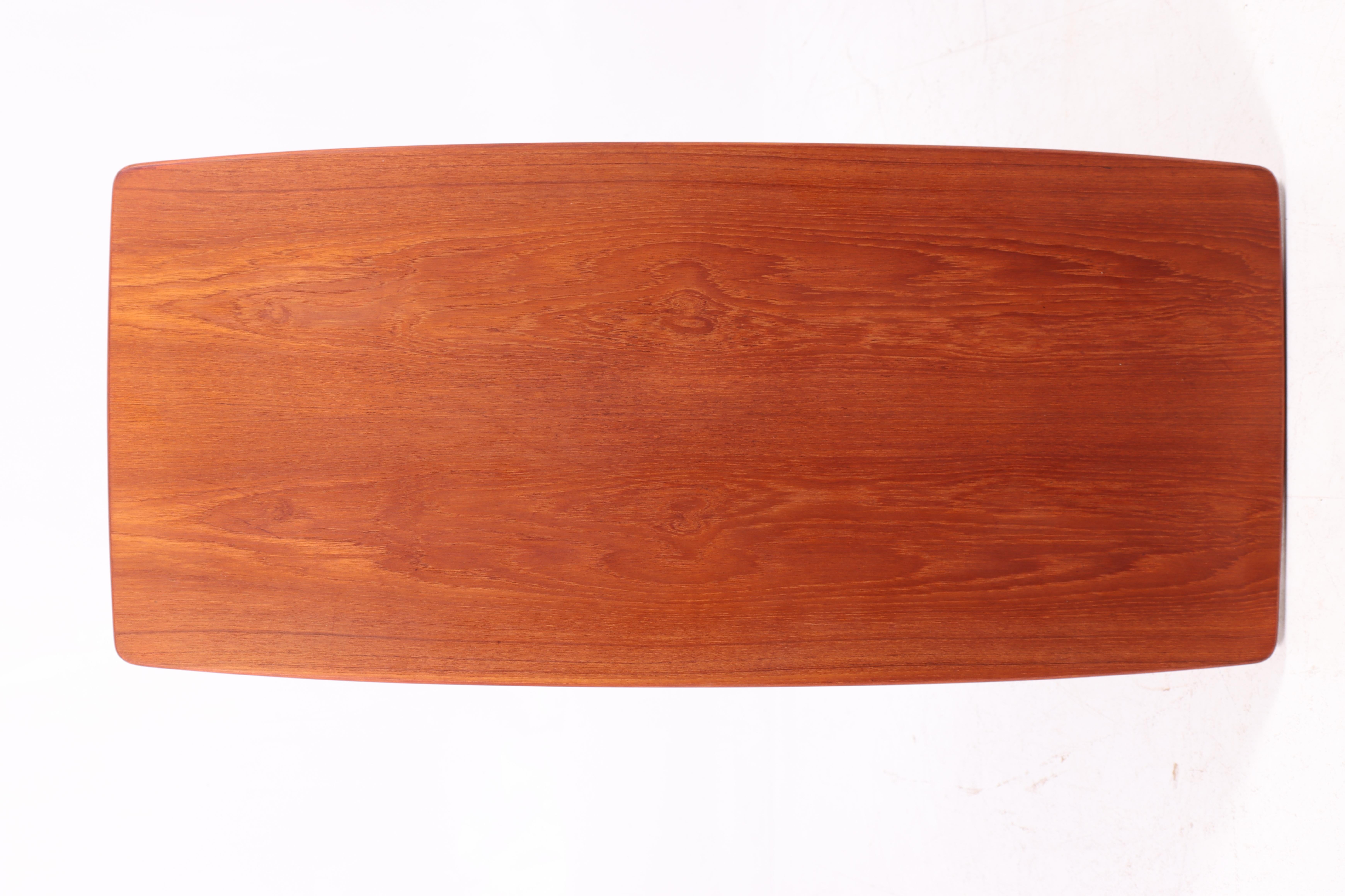 Milieu du XXe siècle Table basse en teck par Ejnar Larsen & Aksel Bender Madsen pour Willy Beck, années 1950 en vente