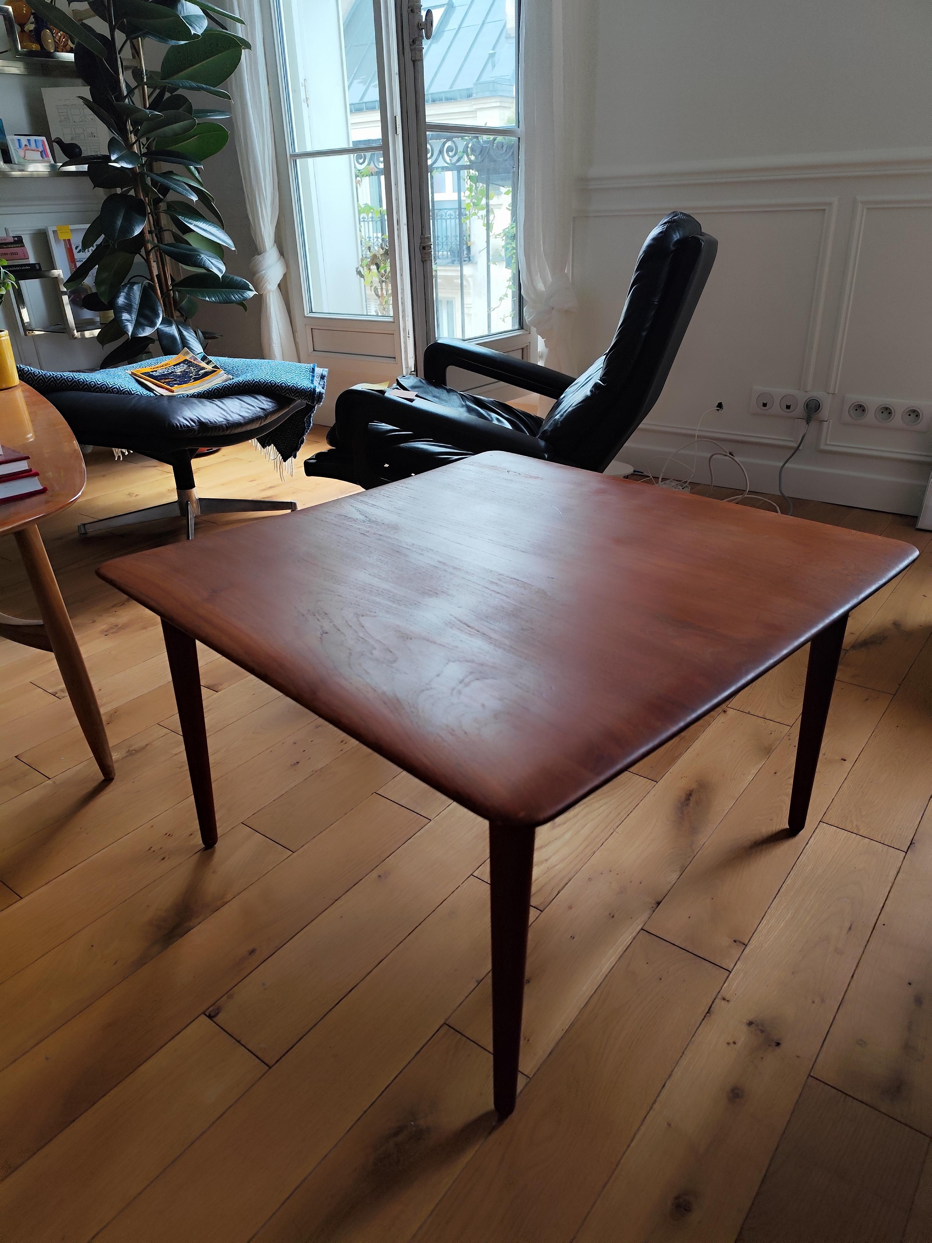 Beautiful Vintage Coffee Table by Peter Hvidt & Orla Mølgaard-Nielsen for France & Son – 1950s–60s

A stunning vintage coffee table designed by the Danish duo Peter Hvidt & Orla Mølgaard-Nielsen for France & Son in the 1950s–60s. An iconic piece of
