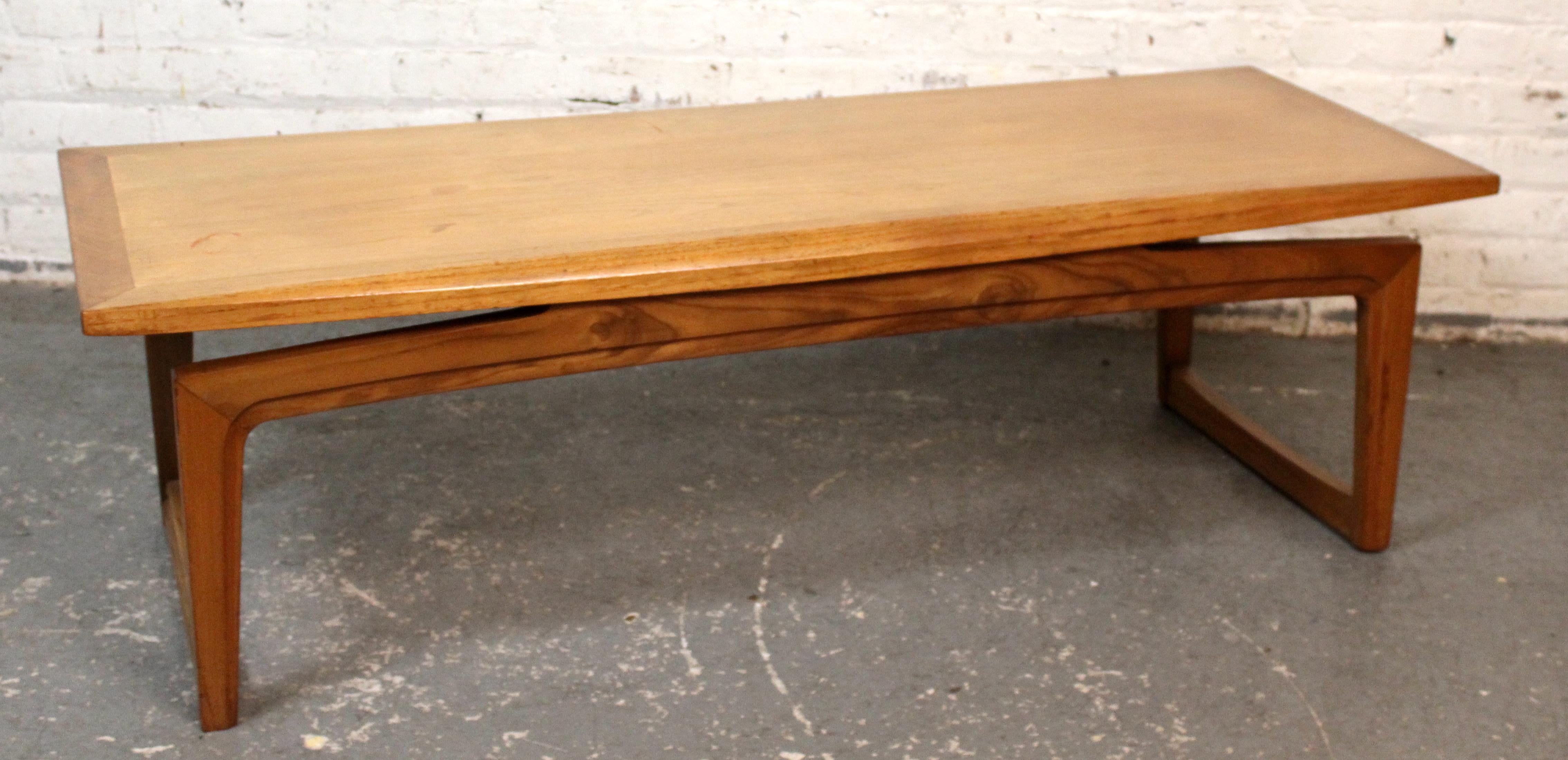 Ein stilvoller Couchtisch des britischen Herstellers Remploy aus schön gemasertem Teakholz aus der Mitte des Jahrhunderts. Das Design zeichnet sich durch klare, minimalistische Linien mit einem gewölbten, freitragenden Unterbau aus, der die