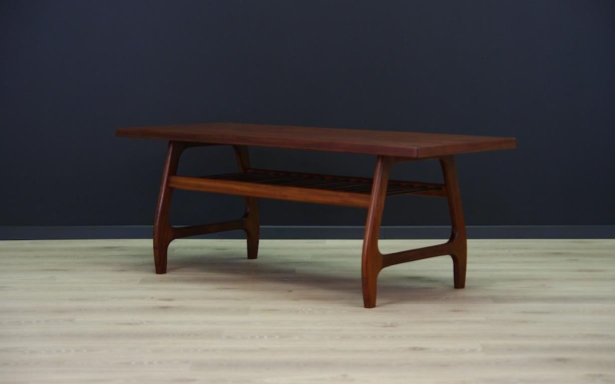 Retro coffee table of the 1960s-1970s. Classic shape veneered with teak. Original teak legs. Coffee table in good condition with visible signs of wear.

Dimensions: height 54.5cm tabletop 145.5cm x 55cm.