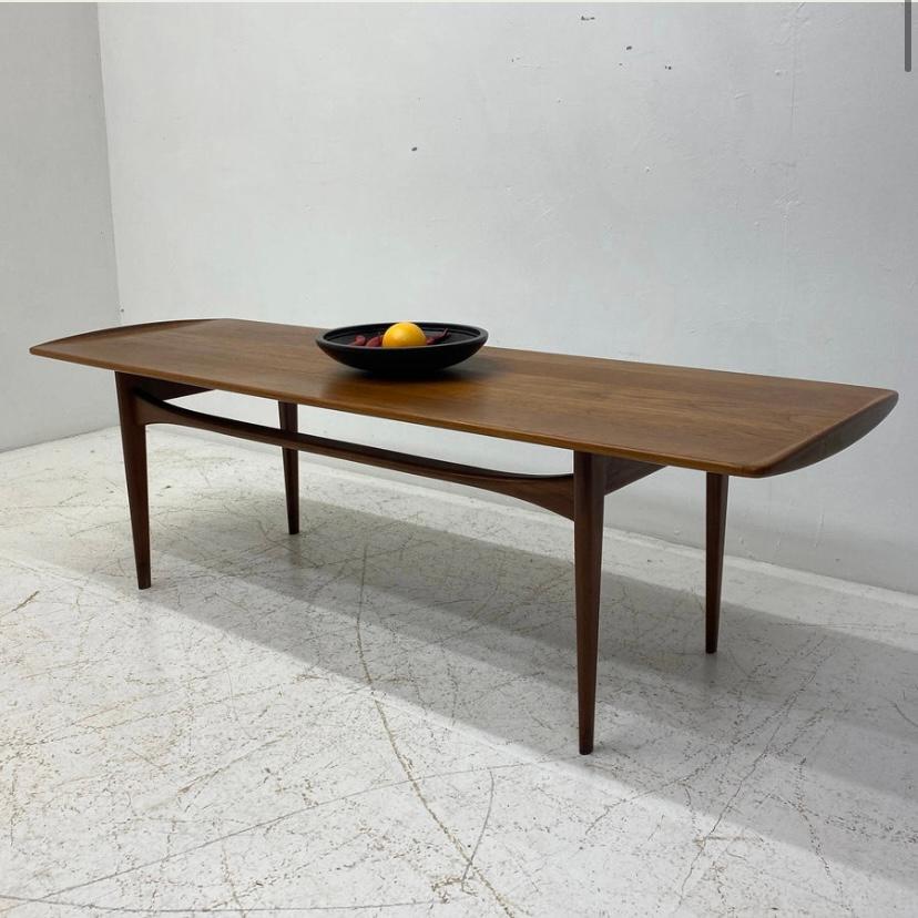A stunning midcentury Danish coffee table in teak. The coffee table is manufactured by France & Son & designed by Tove & Edvard Kindt Larsen. It is beautifully elegant & of quality design. The slender legs & slightly curved top give it an edge in