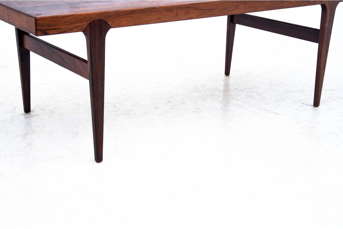 Coffee table made in Denmark in the 1960s

Dimensions: H 51 cm / W 150 cm / D. 60 cm.
