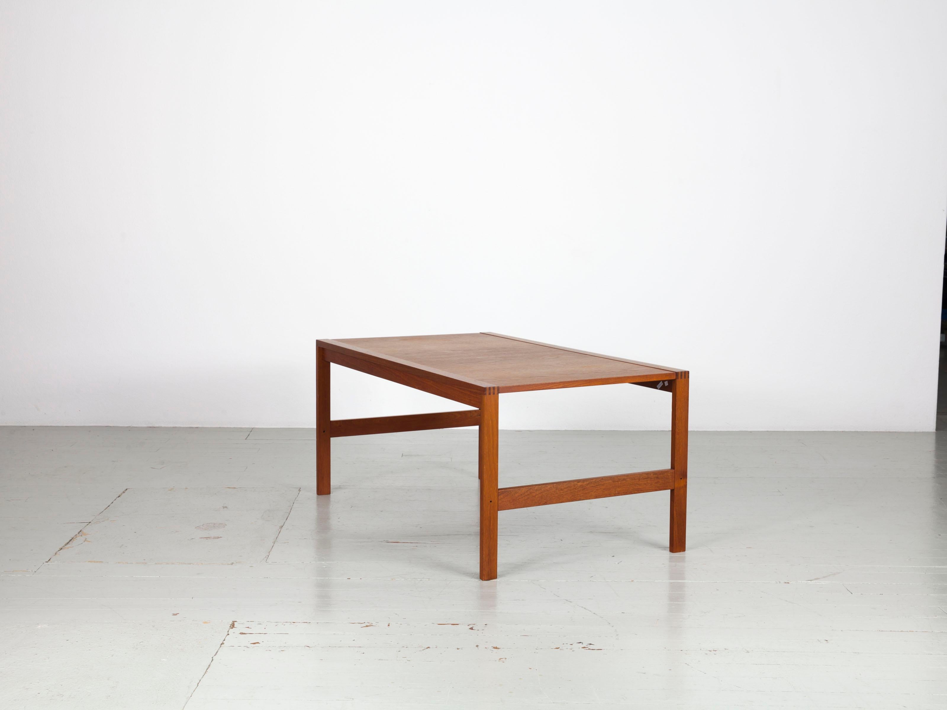Teak Coffee Table, Designed by Ole Gjerløv-Knudsen and Torben Lind, Denmark 60s In Good Condition For Sale In Wolfurt, AT