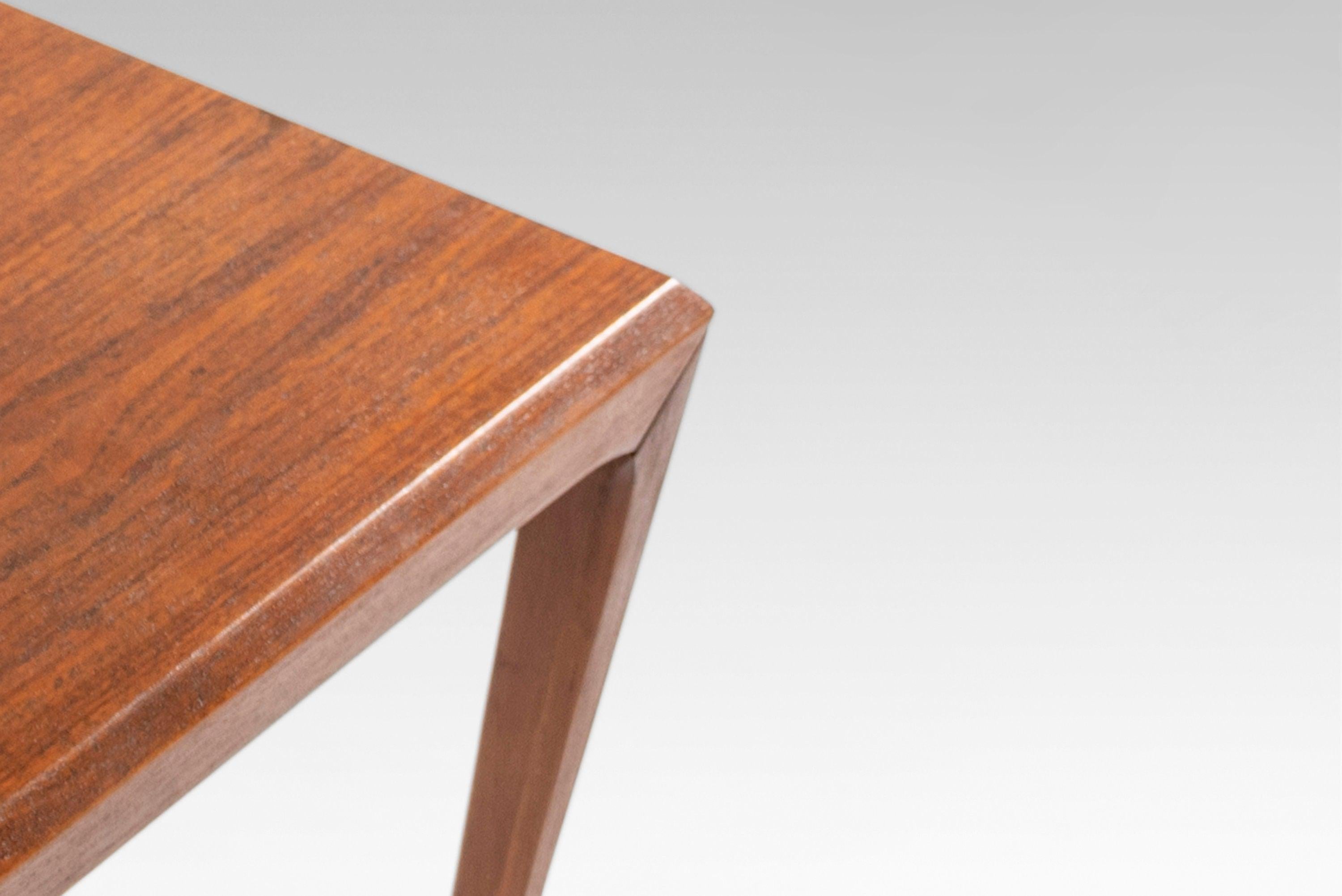 Hergestellt aus massivem Teakholz und Teakholzfurnier für die Tischplatte hat dieses exquisite Design einzigartige, sich verjüngende Beine, die mit der Tischkante abschließen. Schlichtheit mit Absicht macht dieses Design zu einem der Favoriten von