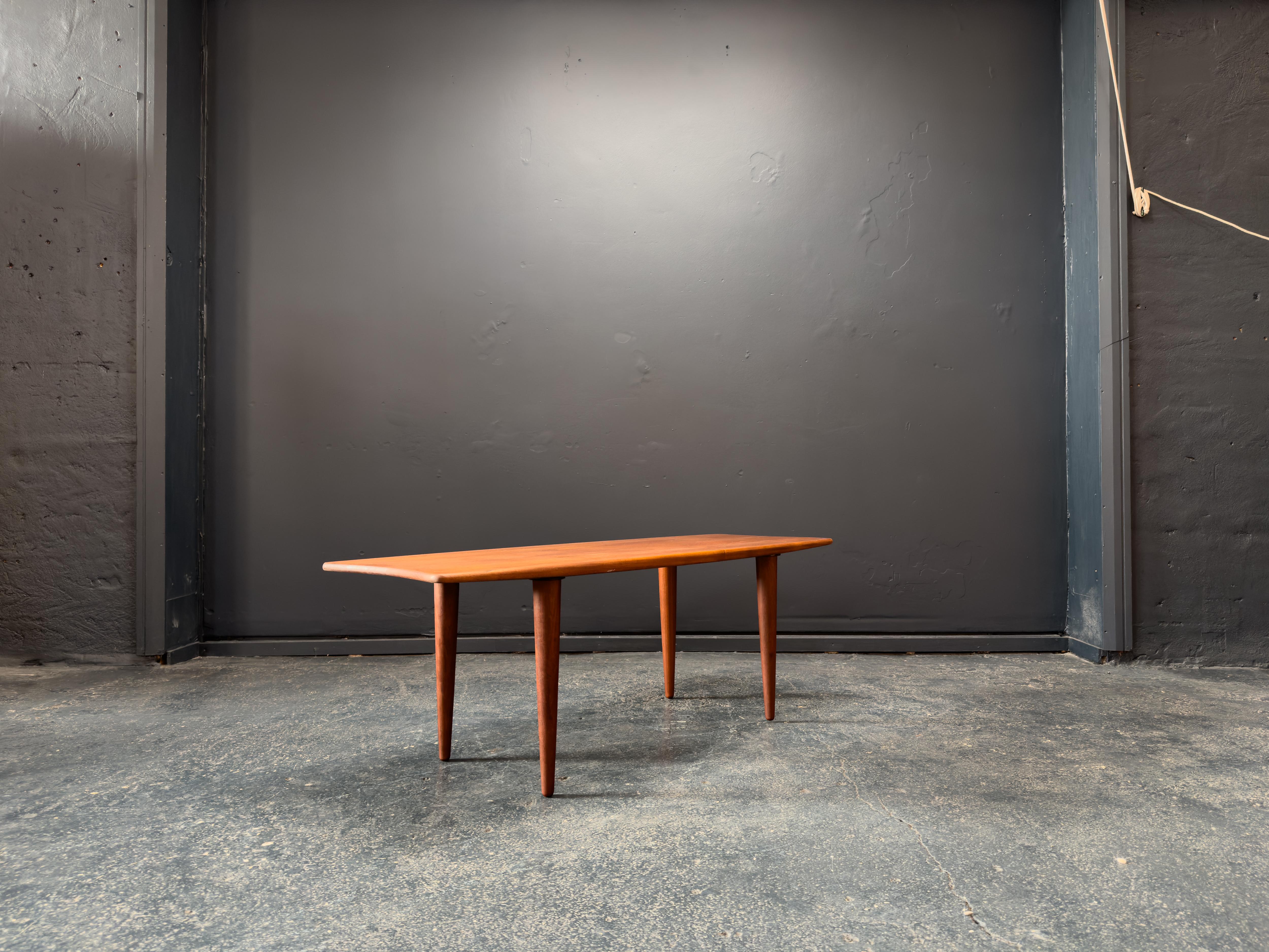 Mid-Century Modern Table basse en teck en vente
