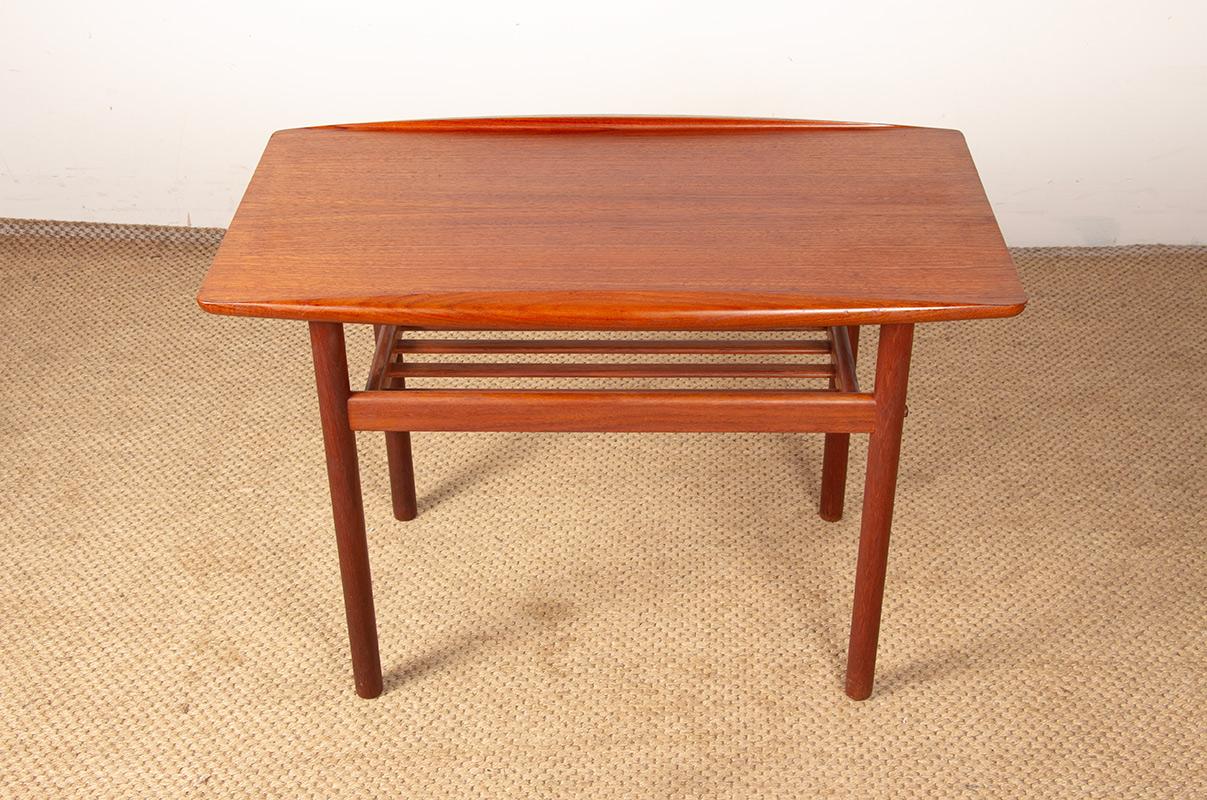 Adorable table basse scandinave à deux niveaux. Le plateau de la table est entouré d'élégants bords arrondis. Le niveau inférieur est constitué de lattes de bois. Idéal comme table d'appoint. Conçu en 1959 et répertorié au Design Museum Denmark sous