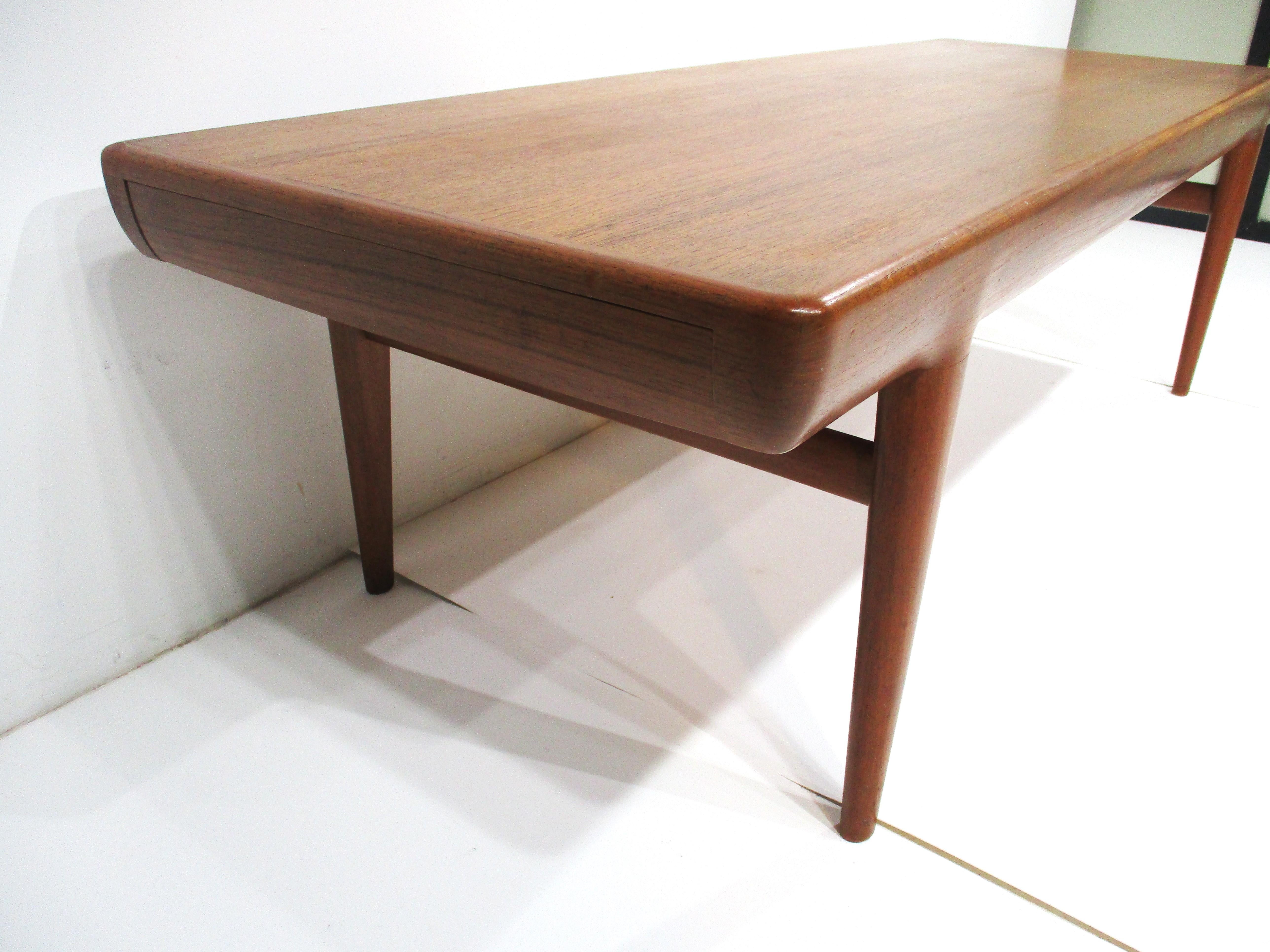 Teak Coffee Table w/ Pull Out Ends by Silkeborg -Johannes Andersen Denmark  In Good Condition In Cincinnati, OH