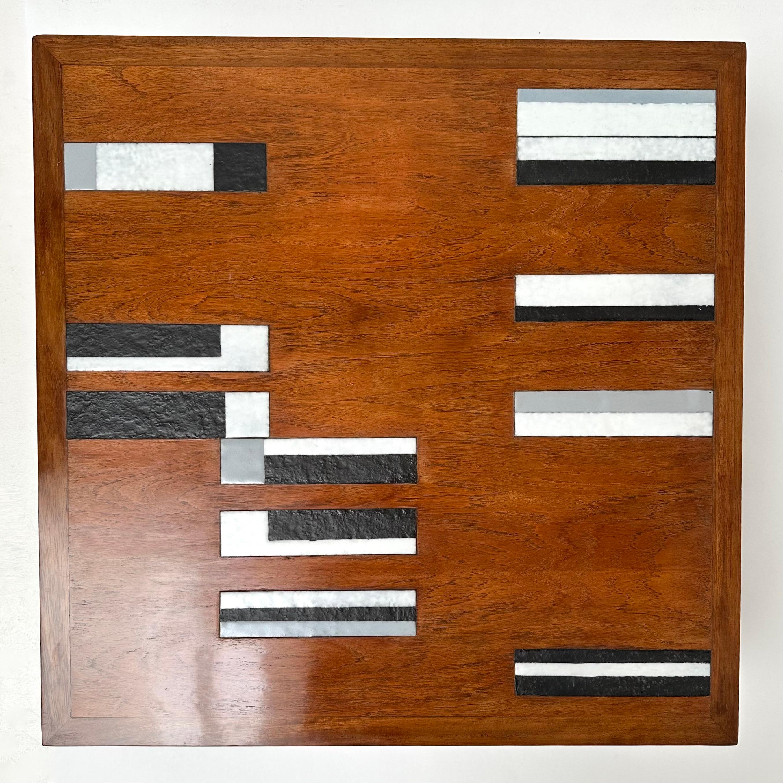 Exceptionnelle table basse en teck avec incrustation de carreaux de céramique qui ont fait la réputation de l'artiste dès le début des années 1950. 

Cette table créée au cours de l'année 1962 allie la légèreté d'une table à thé et le style