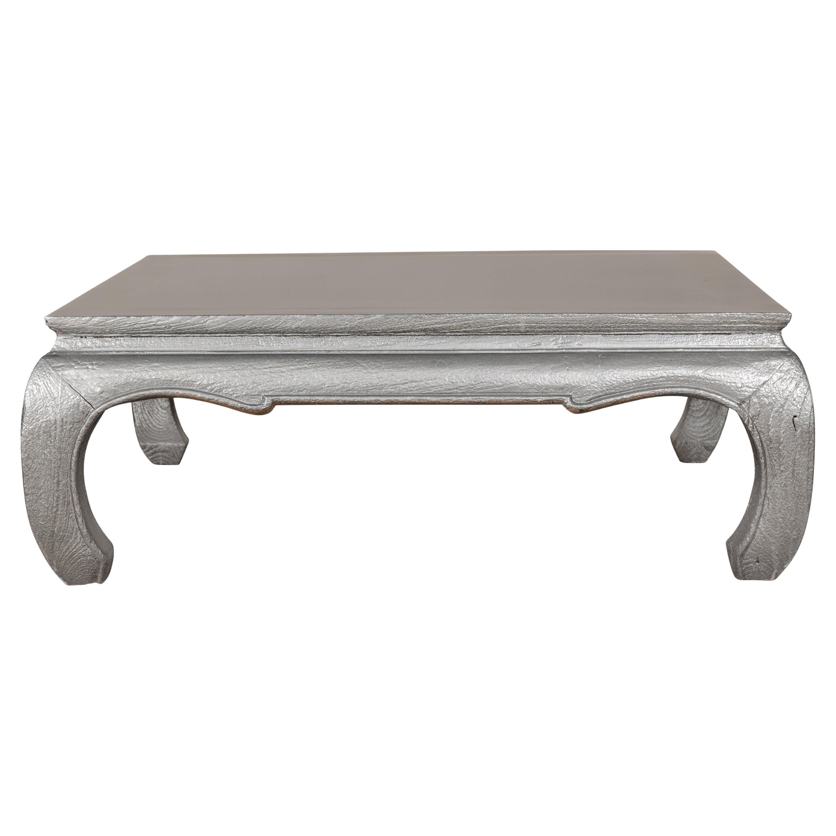 Table basse en teck avec patine Silver personnalisée, pieds Chow et tablier sculpté