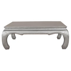 Table basse en teck avec patine Silver personnalisée, pieds Chow et tablier sculpté