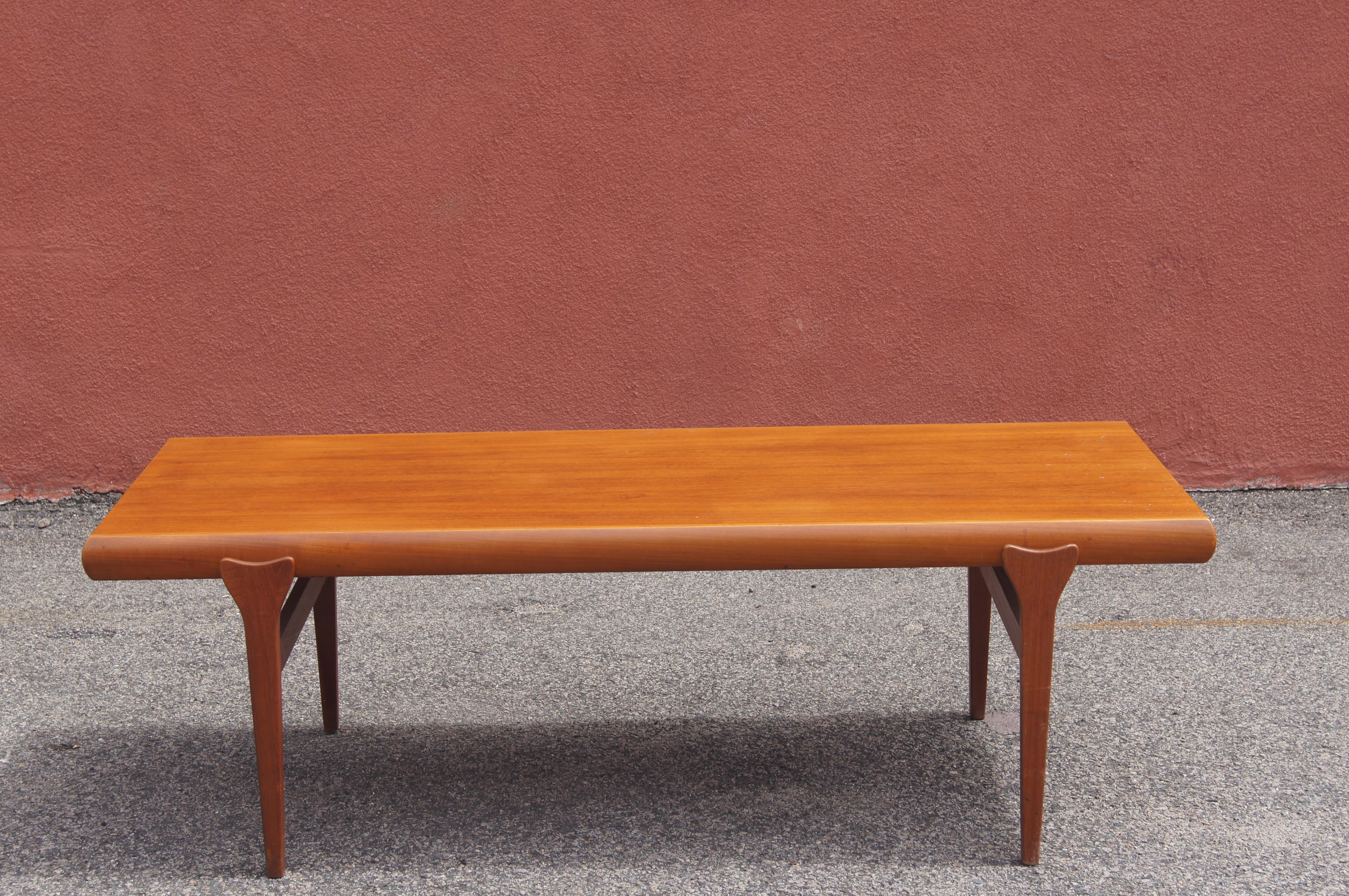 Scandinavo moderno Tavolino in teak con allunghe di Johannes Andersen in vendita