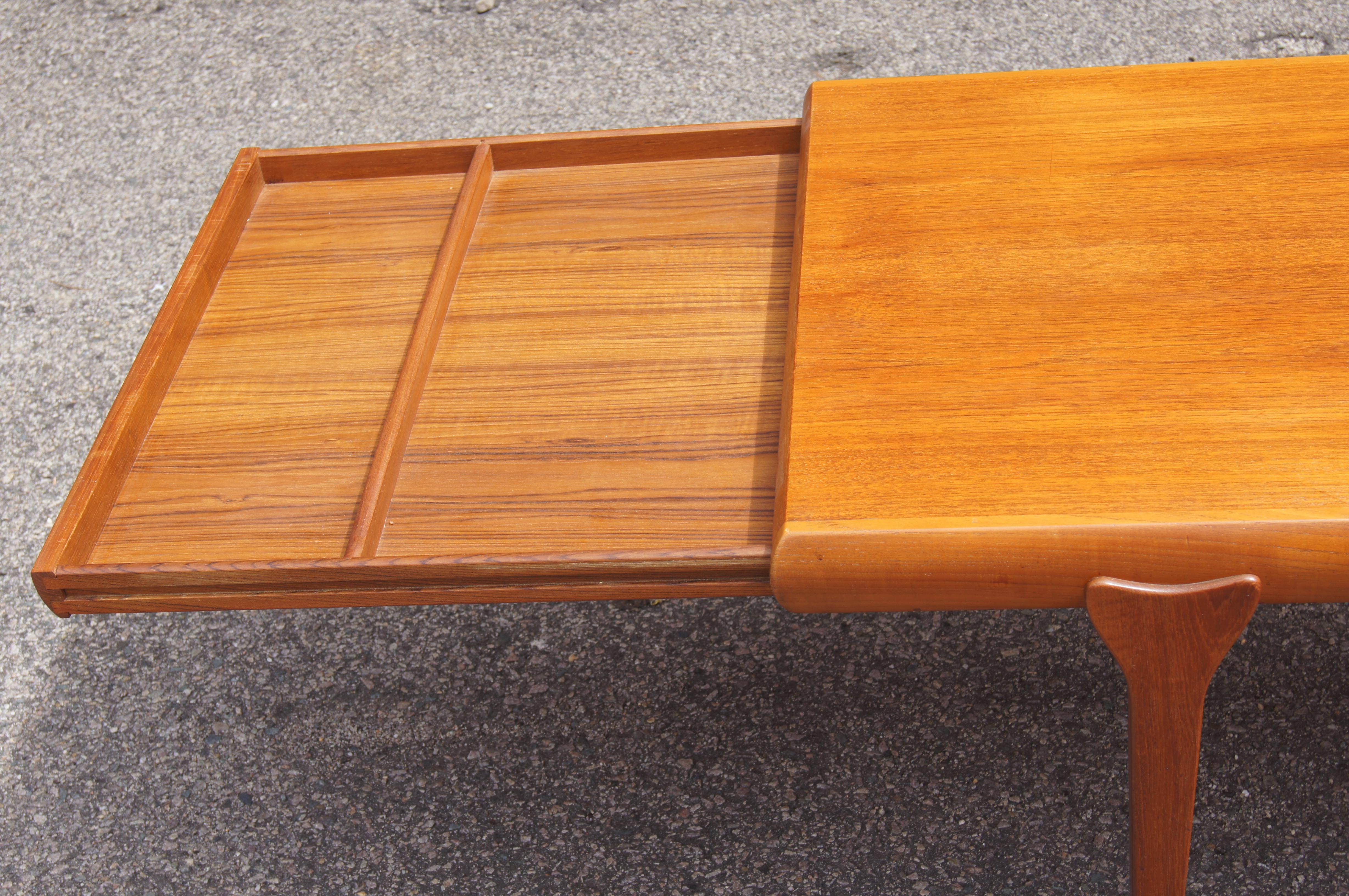 Teak Coffee Table with Extensions by Johannes Andersen  In Good Condition For Sale In Dorchester, MA