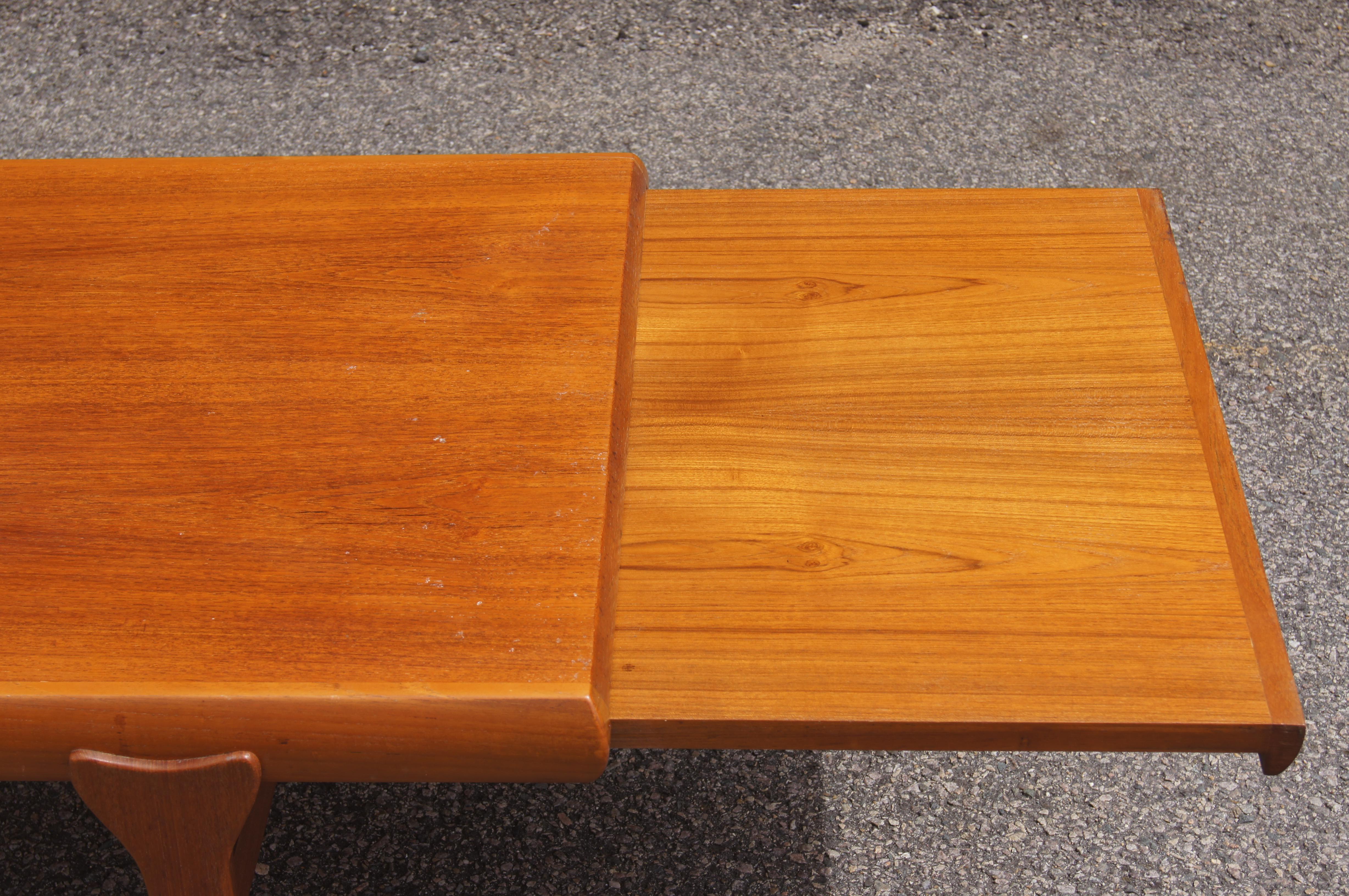 Metà XX secolo Tavolino in teak con allunghe di Johannes Andersen in vendita