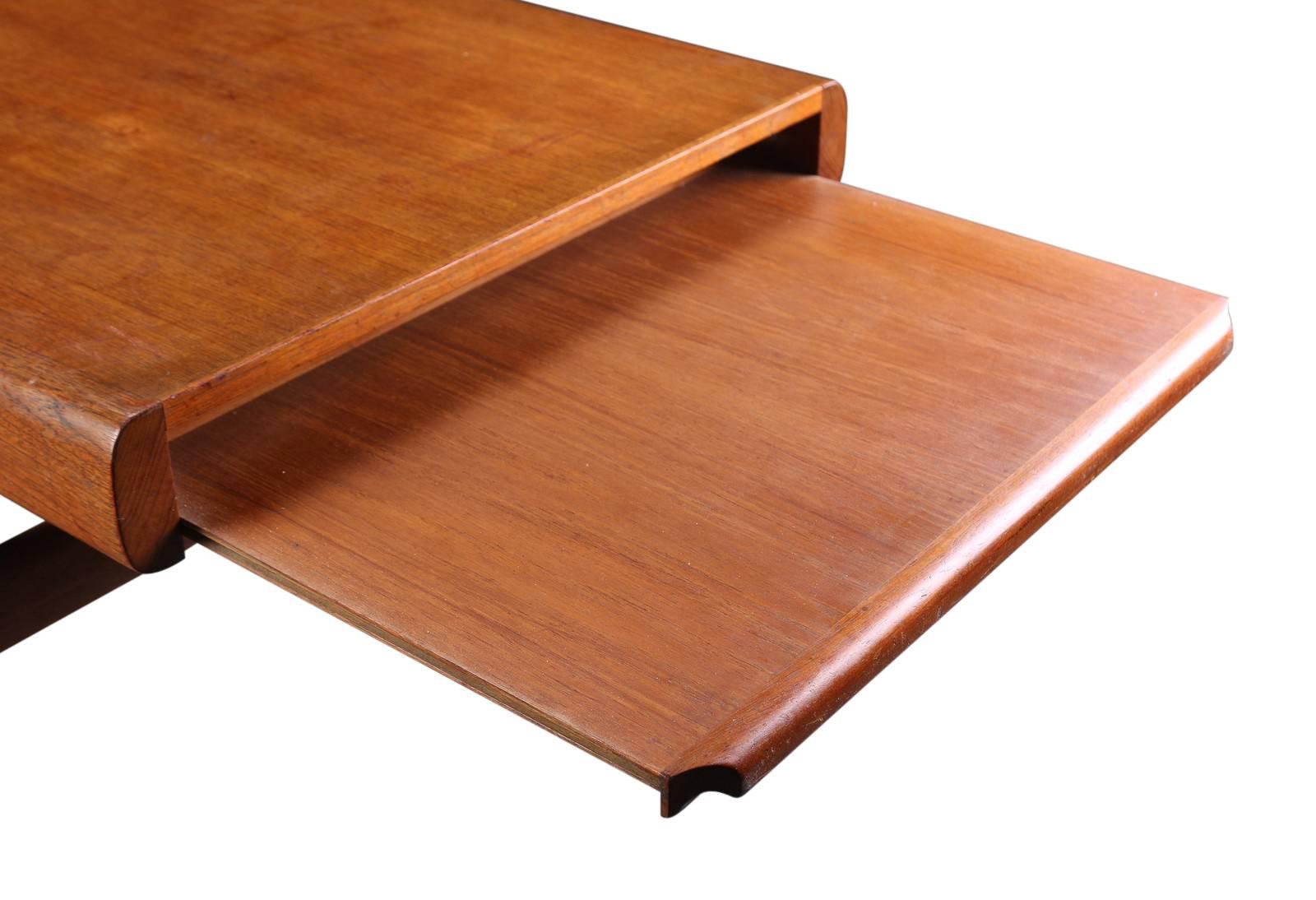 Teak Coffee Table with Extensions In Good Condition For Sale In Paris, FR