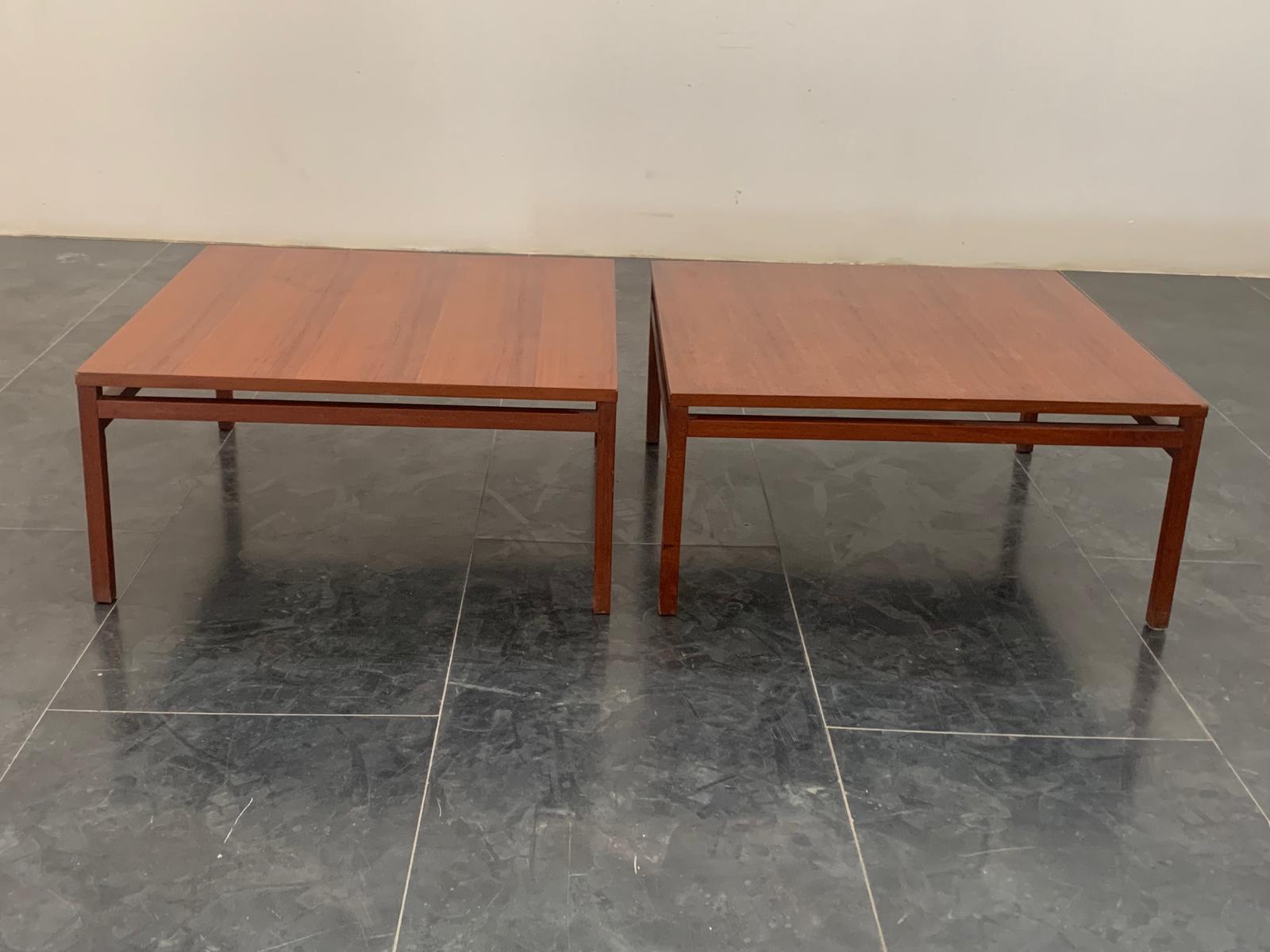 Pair of squared teak coffee table. Measures H35.5x74x75 each. Patina due to age and use. A stain on the top which is not decisive for the beauty of the set.
Packaging with bubble wrap and cardboard boxes is included. If the wooden packaging is