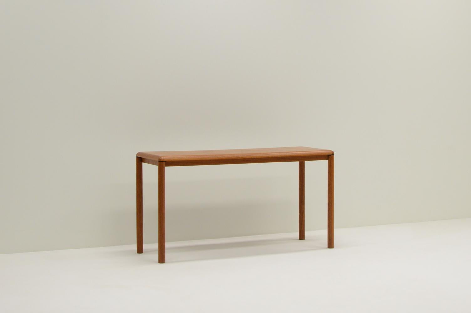 Teak console table by Sannemann, 1970s Denmark. Minimalistic danish design console / side table in teak with rounded edges and round legs. In very good vintage condition. 

Measurements:
– Height: 71 cm
– Width: 135 cm
– Depth: 46 cm

Request a