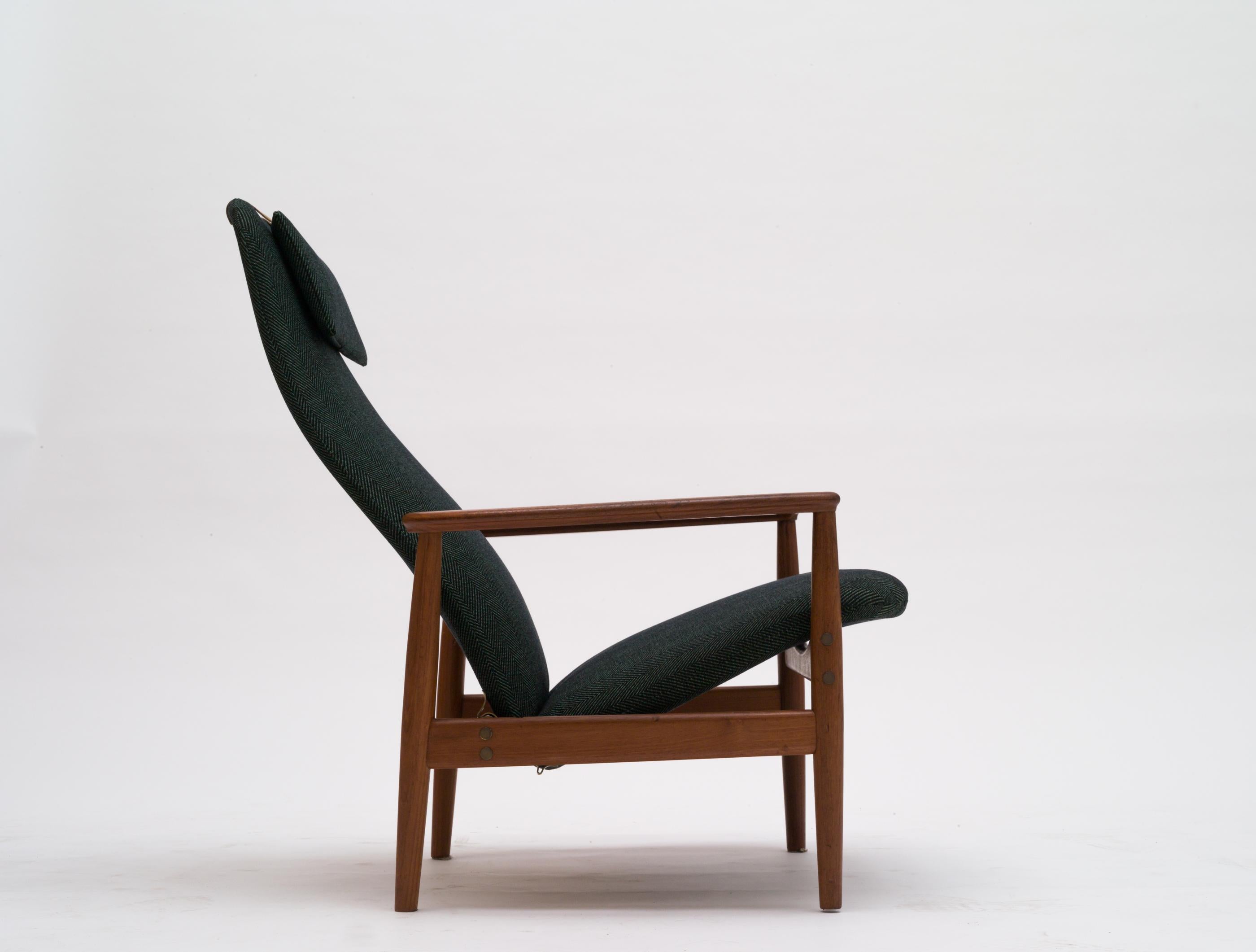 Teak armchair designed by Alf Svensson for Ljungs Industrier, model Contour. Reclining in two positions. New reupholstery in green/dark blue 