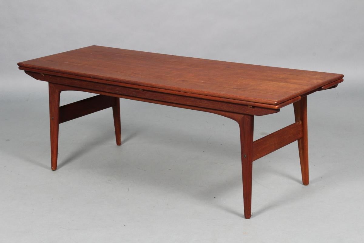 'Copenhagen table'. Sofa/dining table of teak, 1950s-1960s by Danish furniture manufacturer. This piece can serve as a coffee table and a dining table. Table top can be raised and pulled out.