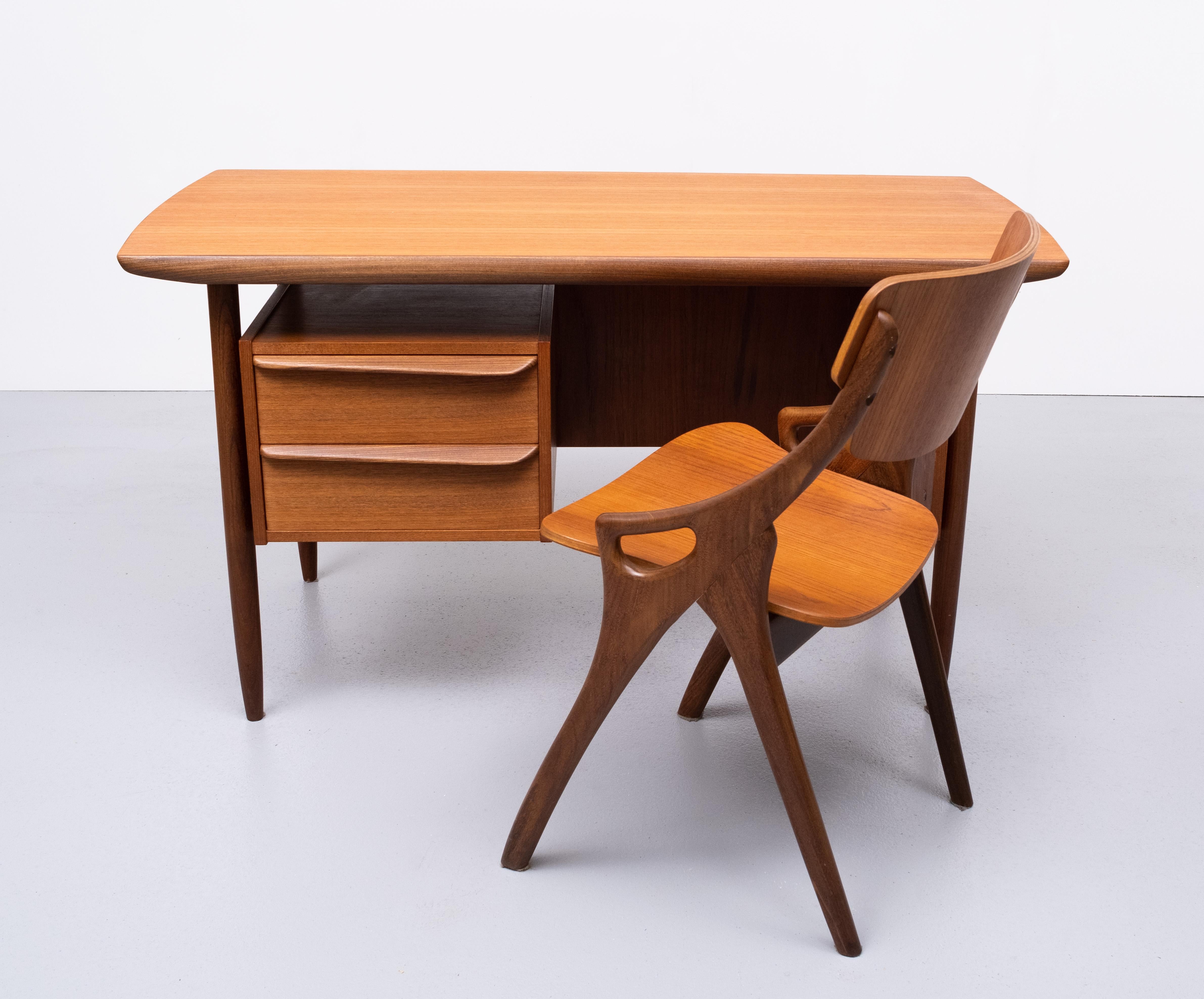 Mid-20th Century Teak Cow Horn Desk and Matching Chair Tijsseling, Holland, 1960s