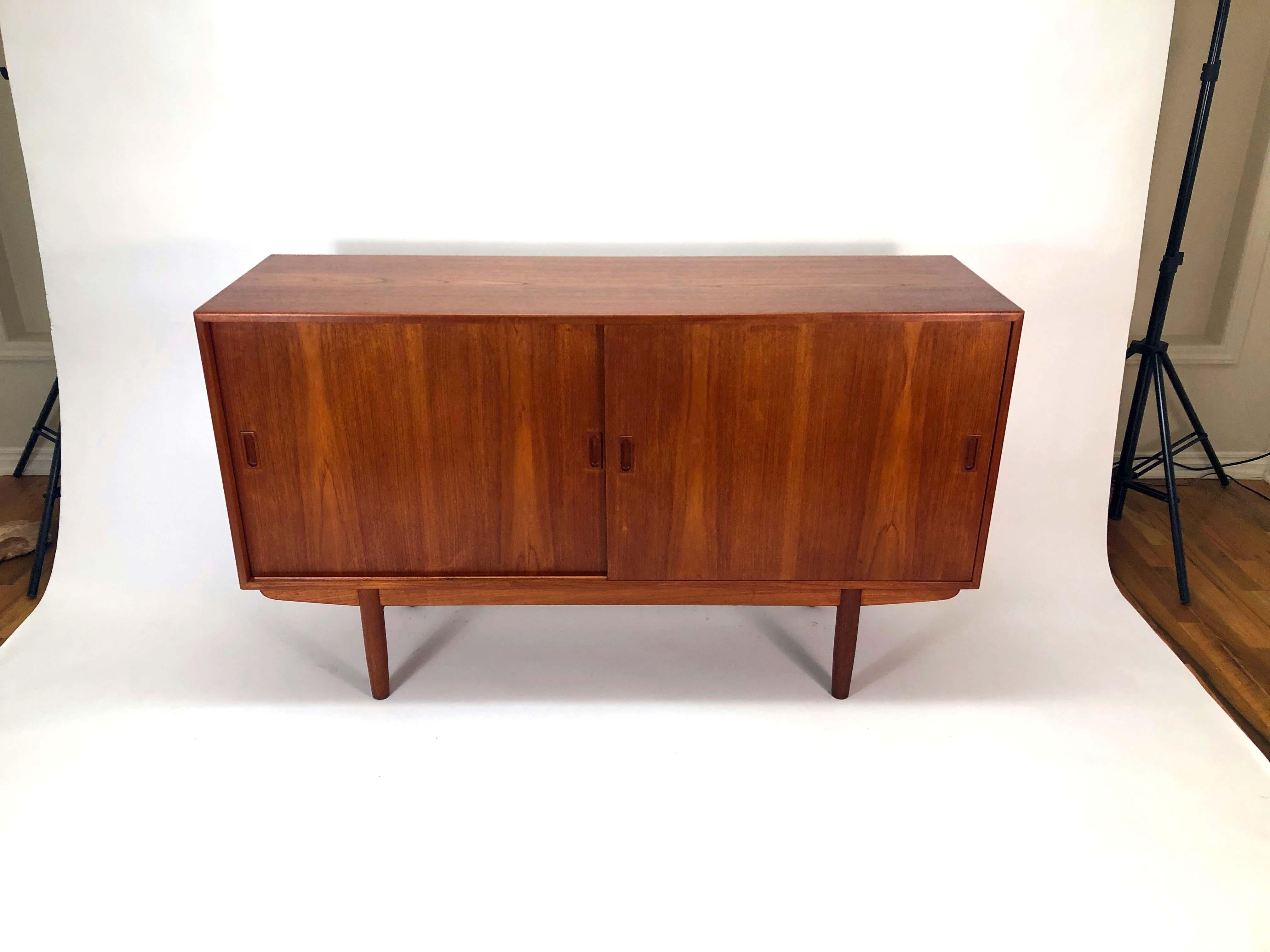 A beautifully-grained Mid-Century teak credenza by Børge Mogensen for Søborg Møbelfabrik. Denmark, 1960s.

Beautiful teak graining. Excellent vintage condition.

2 adjustable shelves. The drawers have extra rails, allowing them to also adjust in