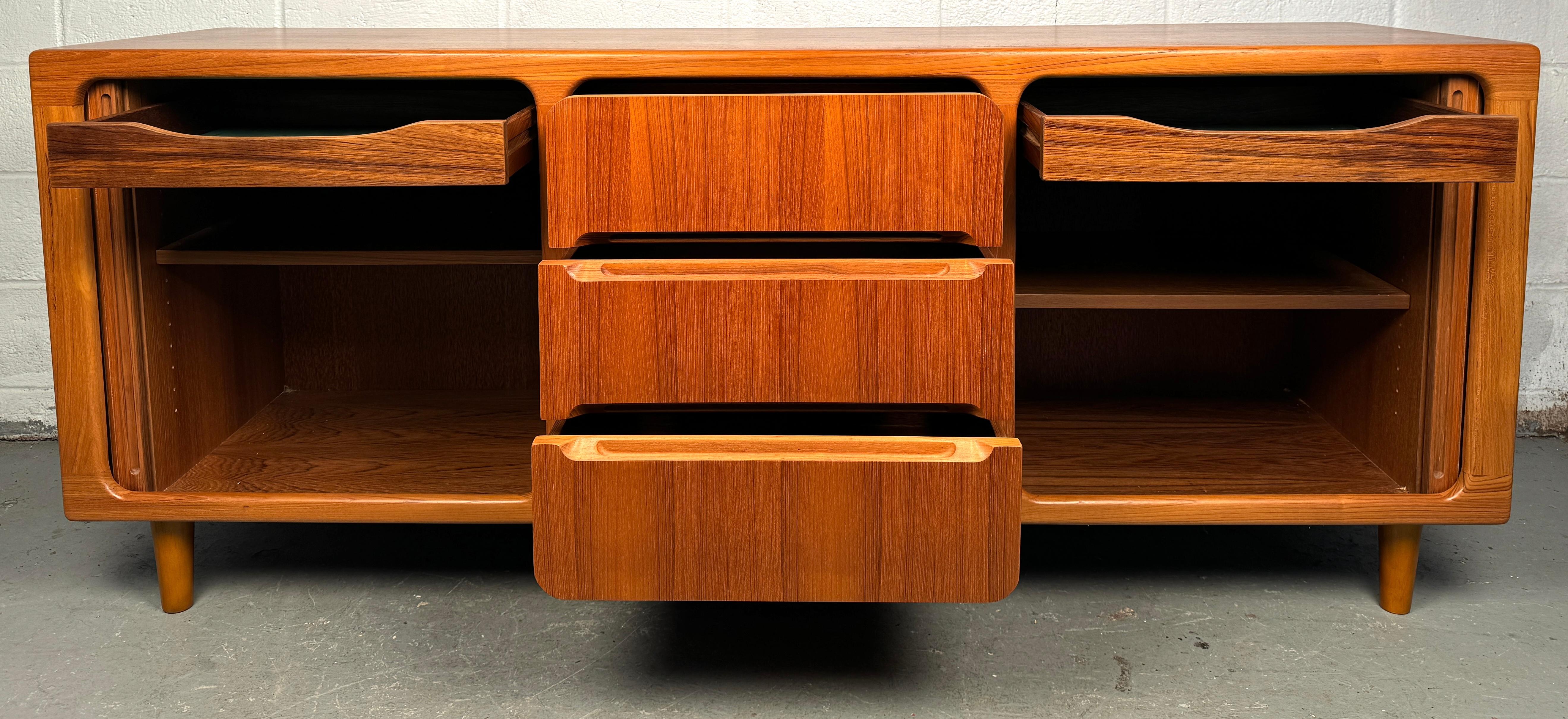 Teak Credenza danese moderna di metà secolo in vendita