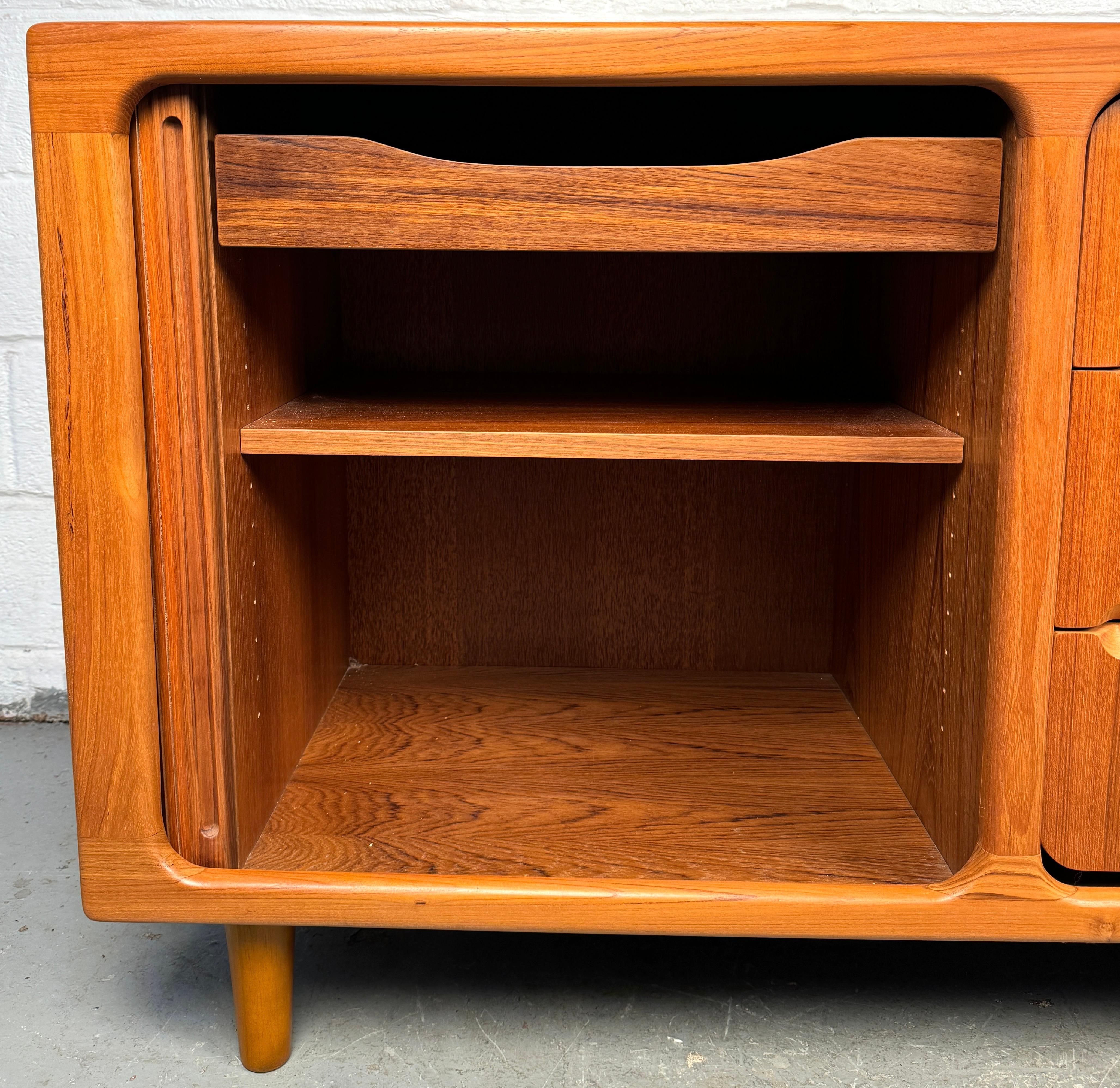 Credenza danese moderna di metà secolo in vendita 2