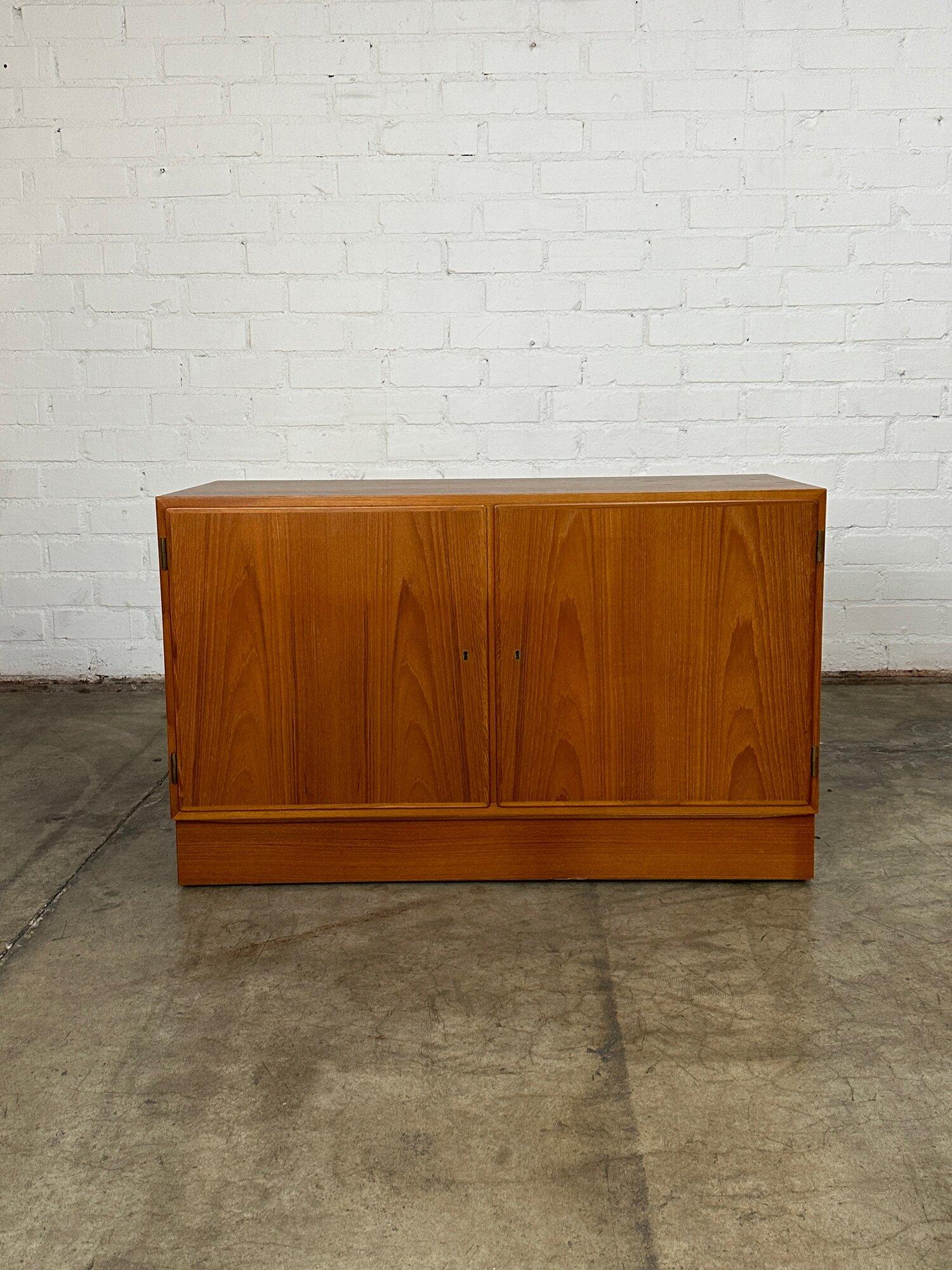 W58.25 D18 H31.25

Vintage teak credenza in great original condition. This Danish modern cabinet comes with one key. Unit is structurally sound and fully functional. Item has no major wear, credenza does show some light sun fading.