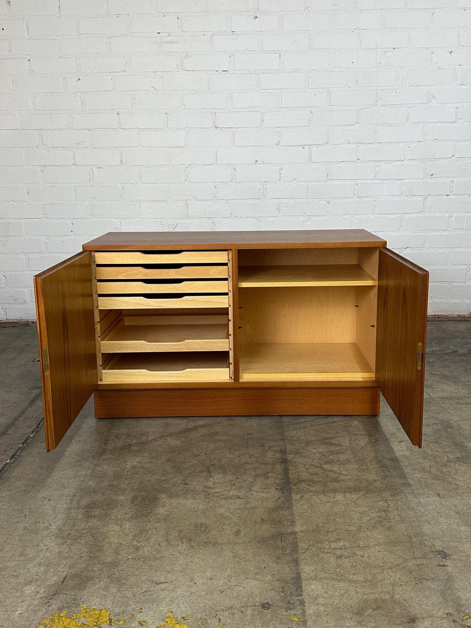 Teak Credenza by Hundevad In Good Condition For Sale In Los Angeles, CA